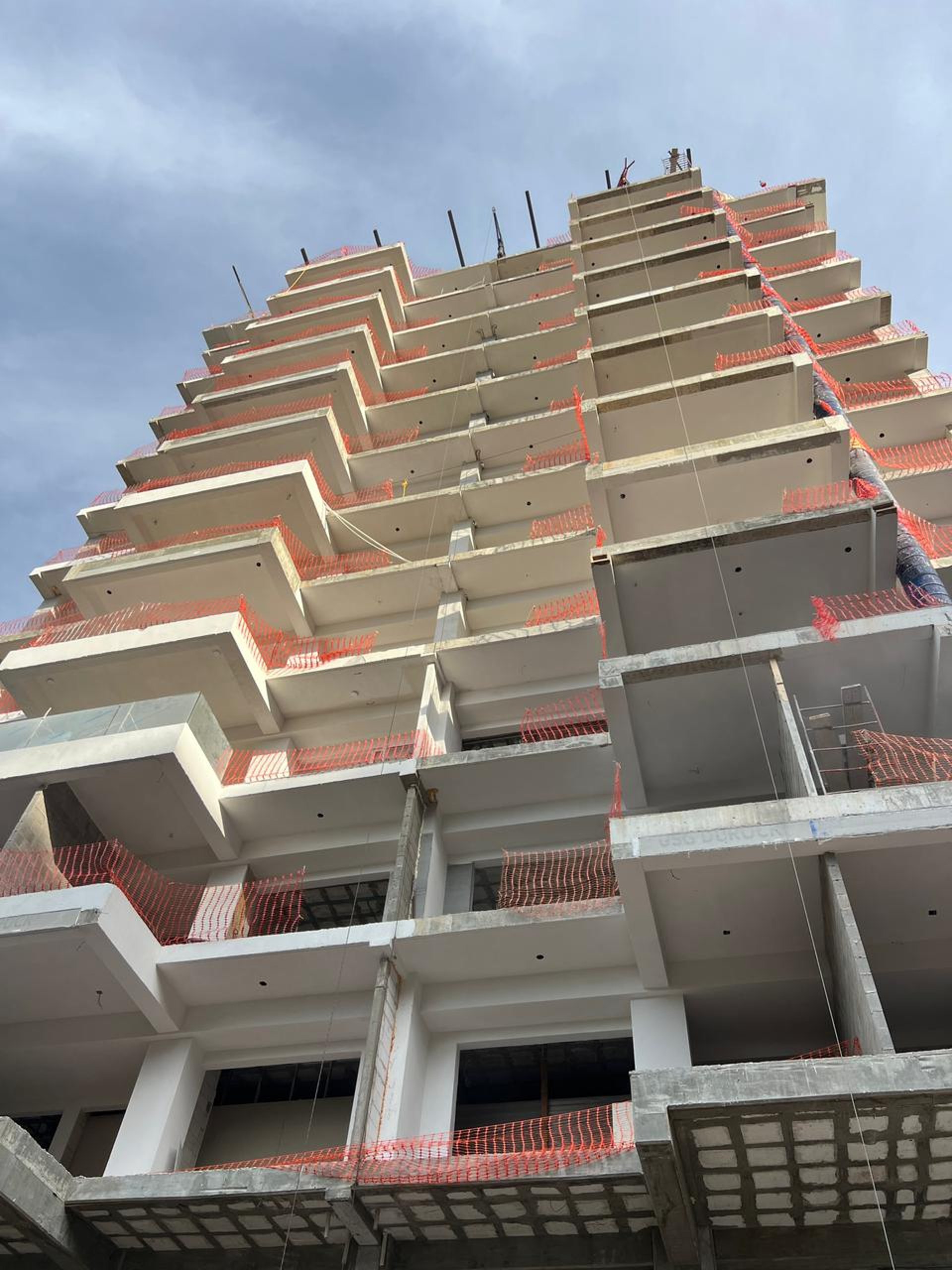 gray computer monitor