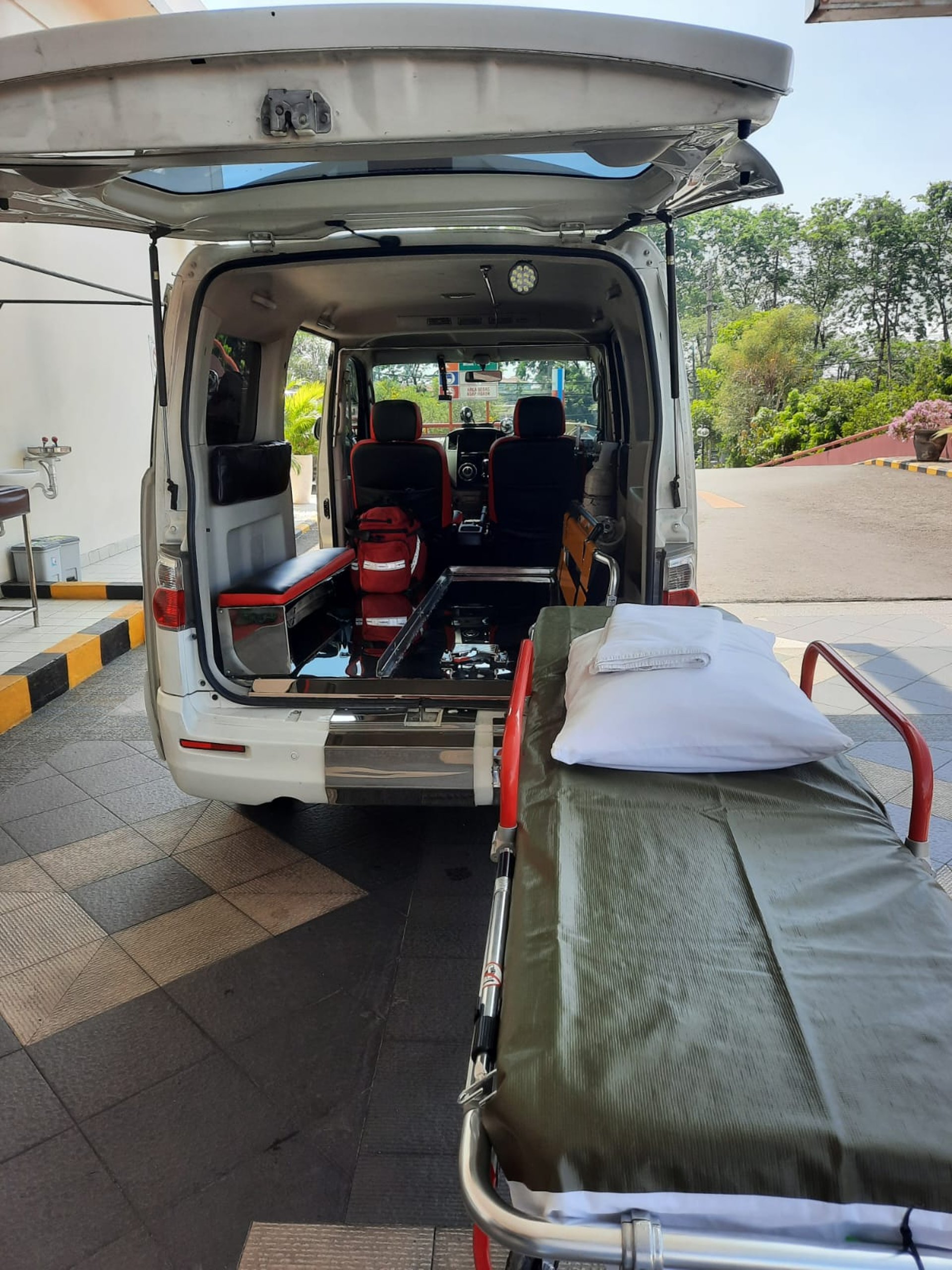 black and white bed linen