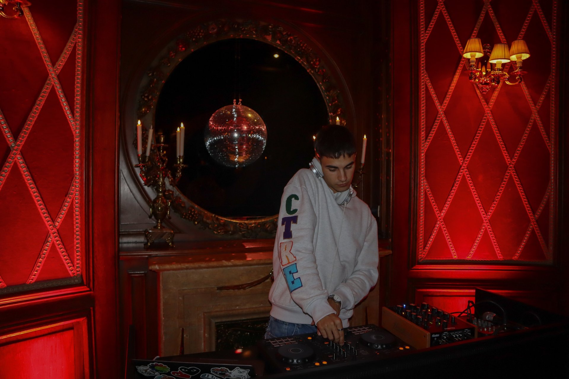 black and white bed linen