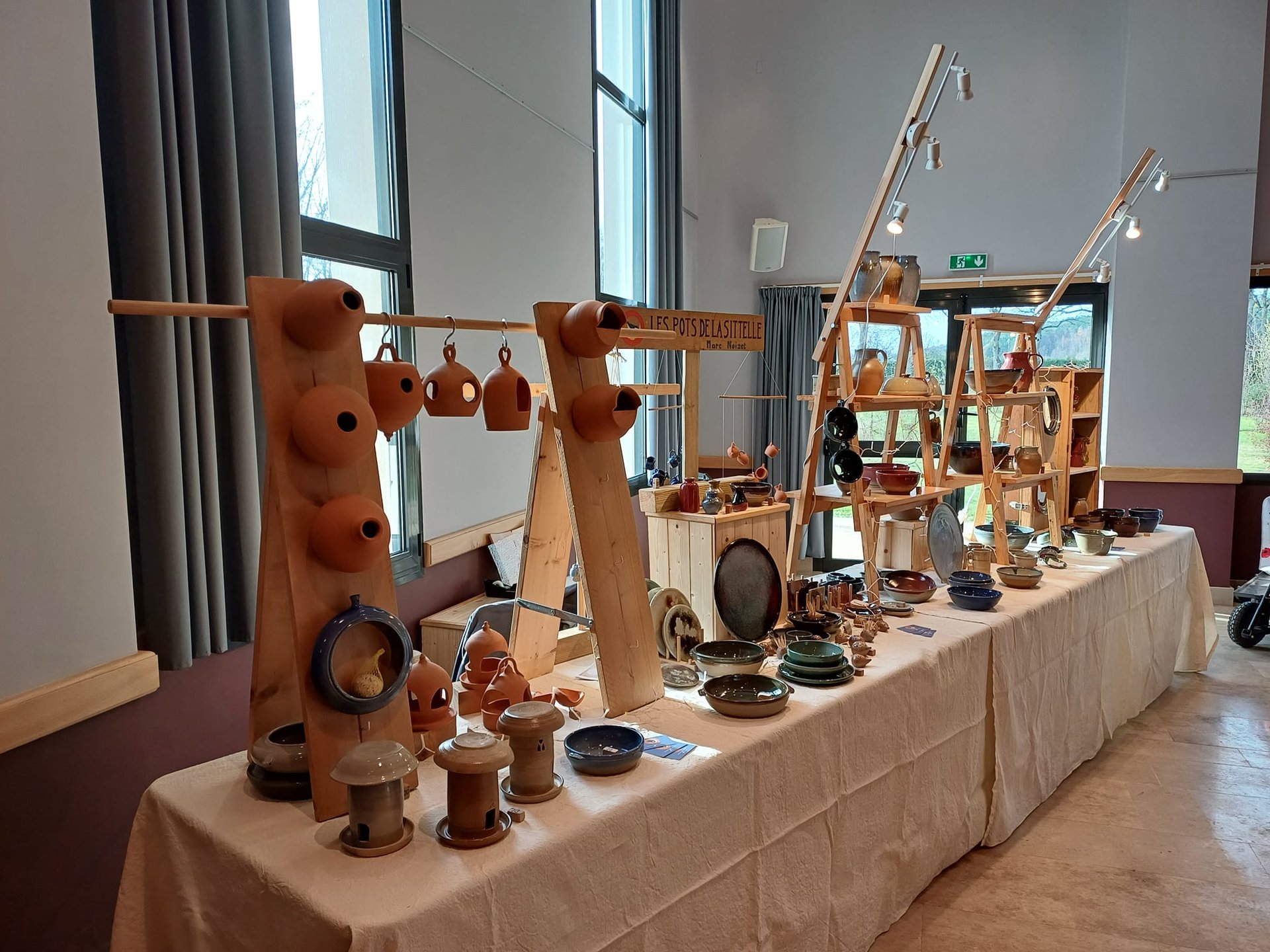 gray computer monitor