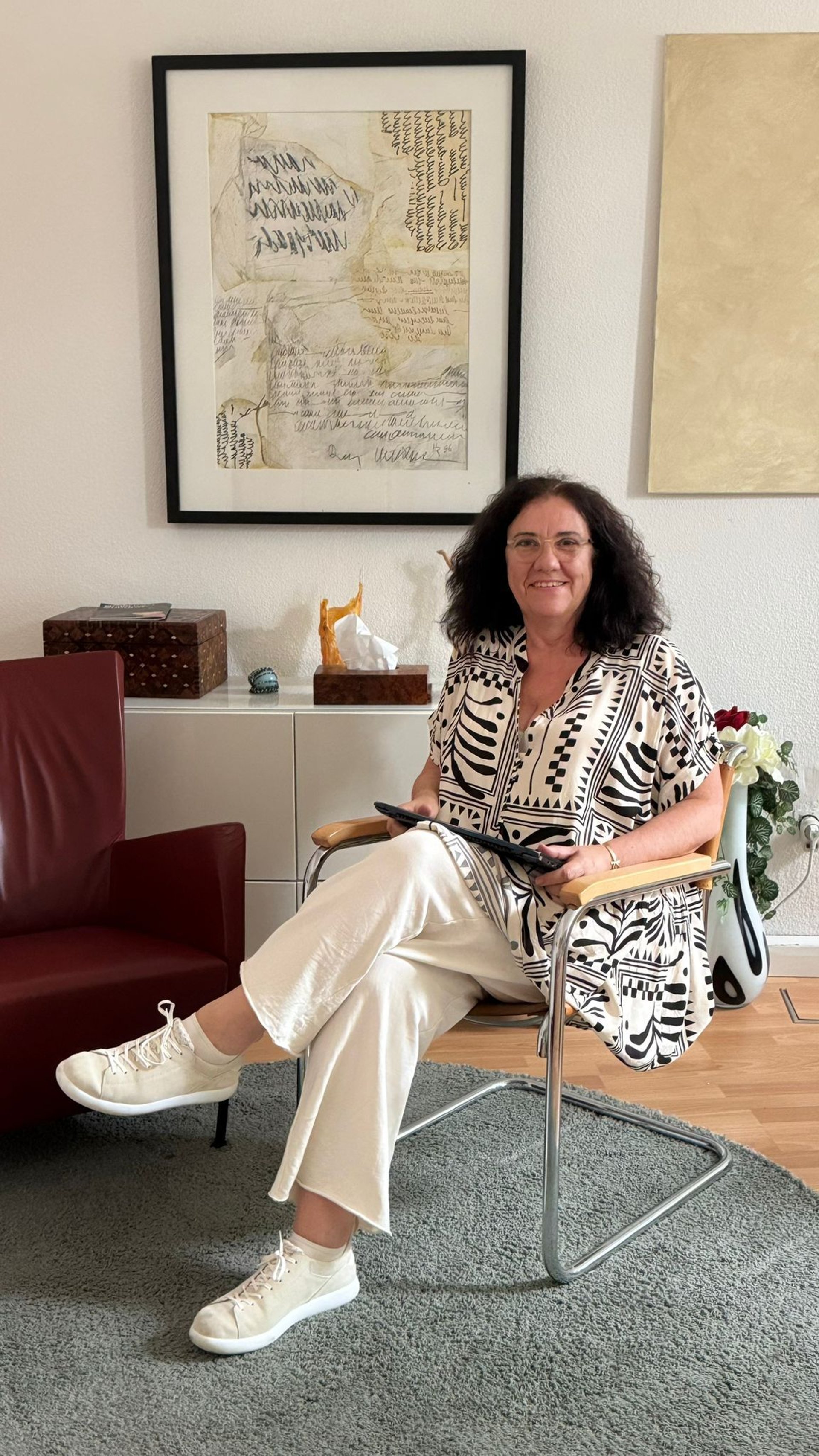 gray computer monitor