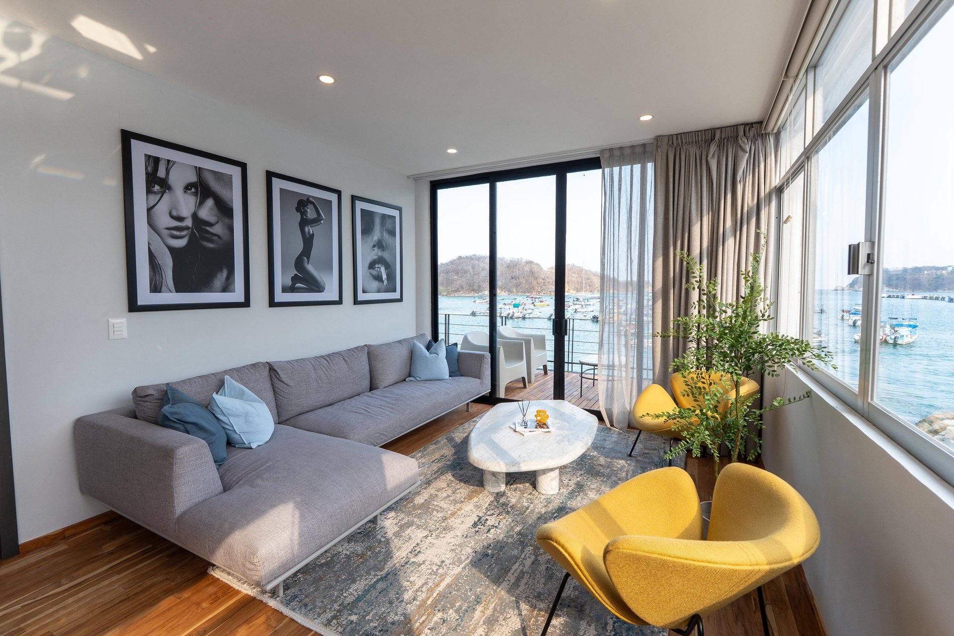 gray computer monitor