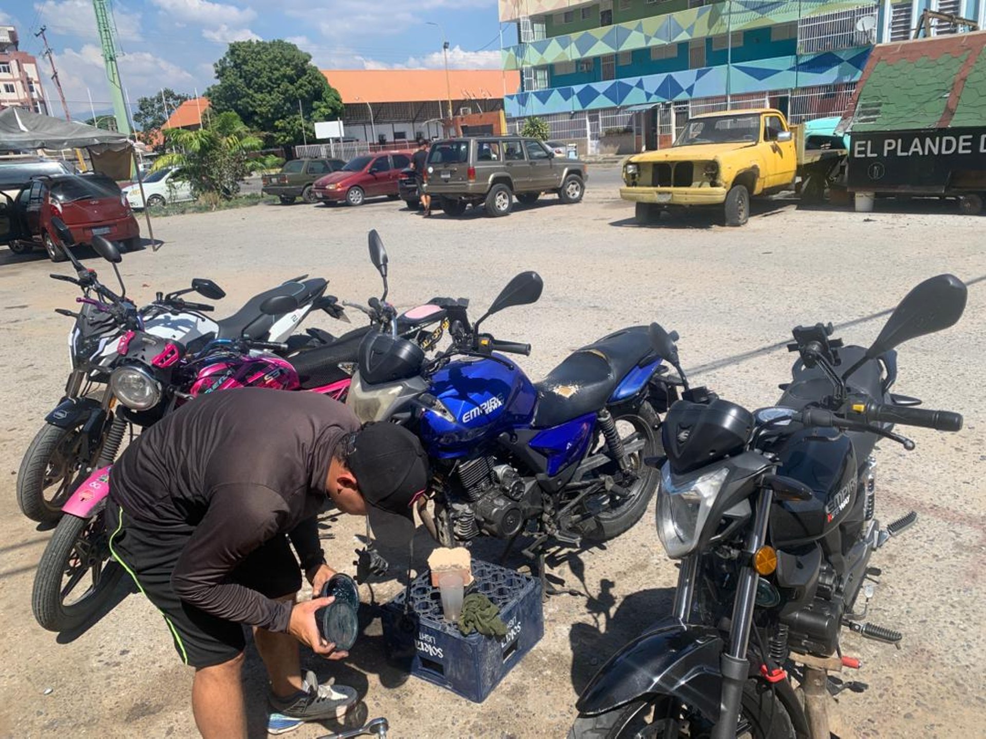 Hombre reparando una moto
