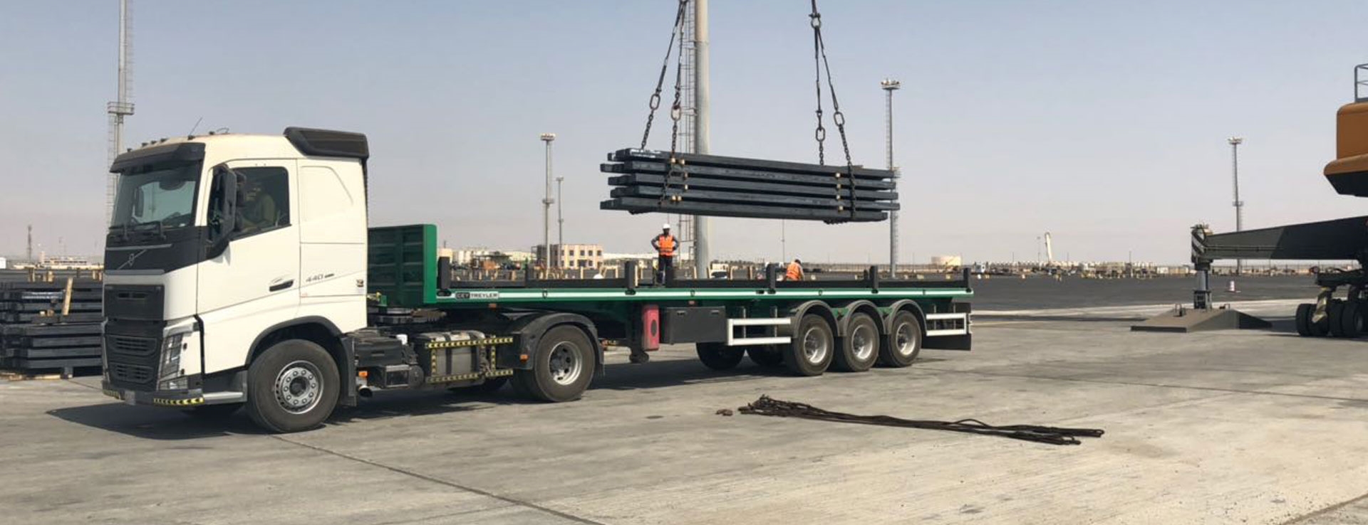 gray computer monitor