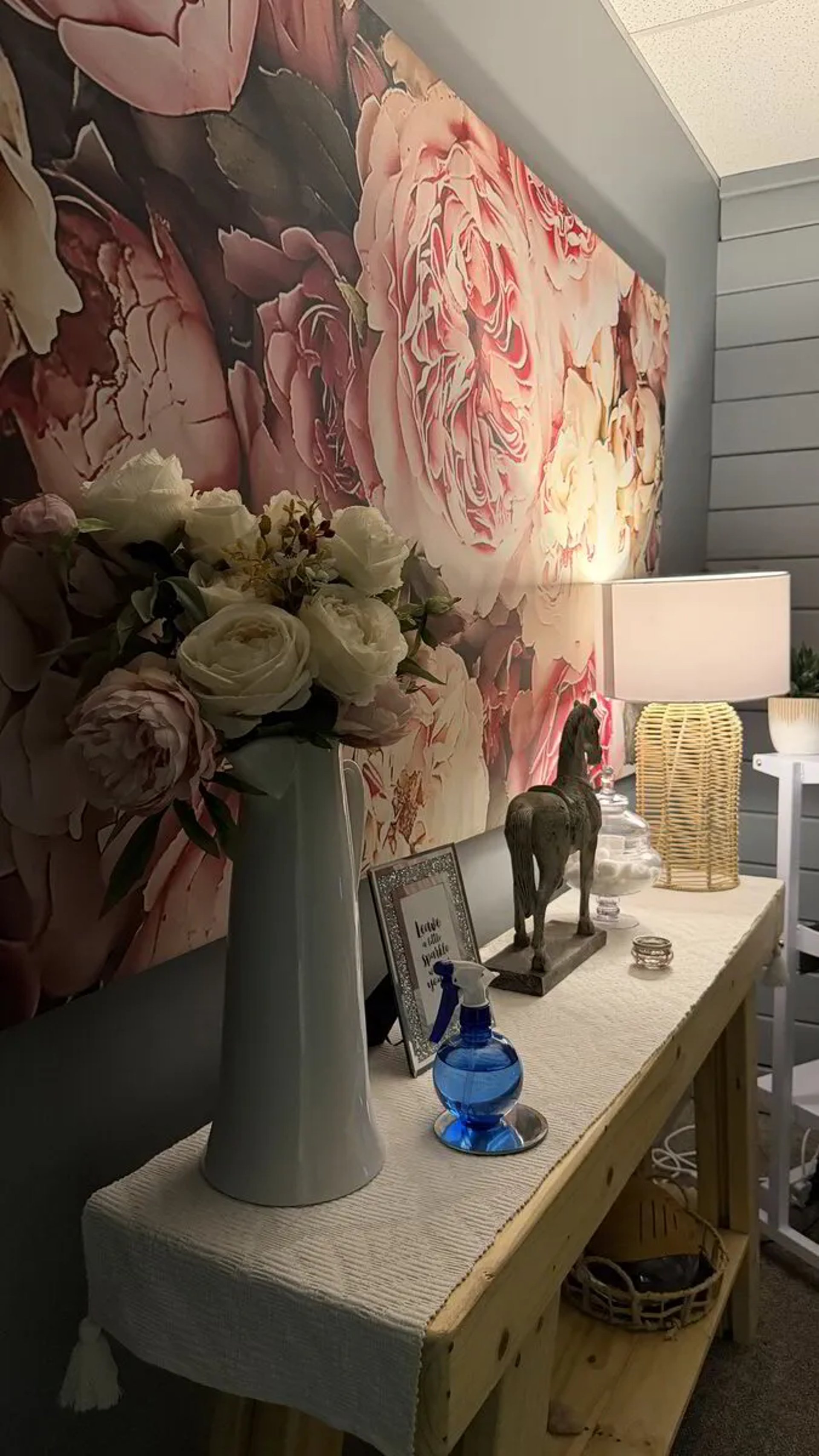 gray computer monitor