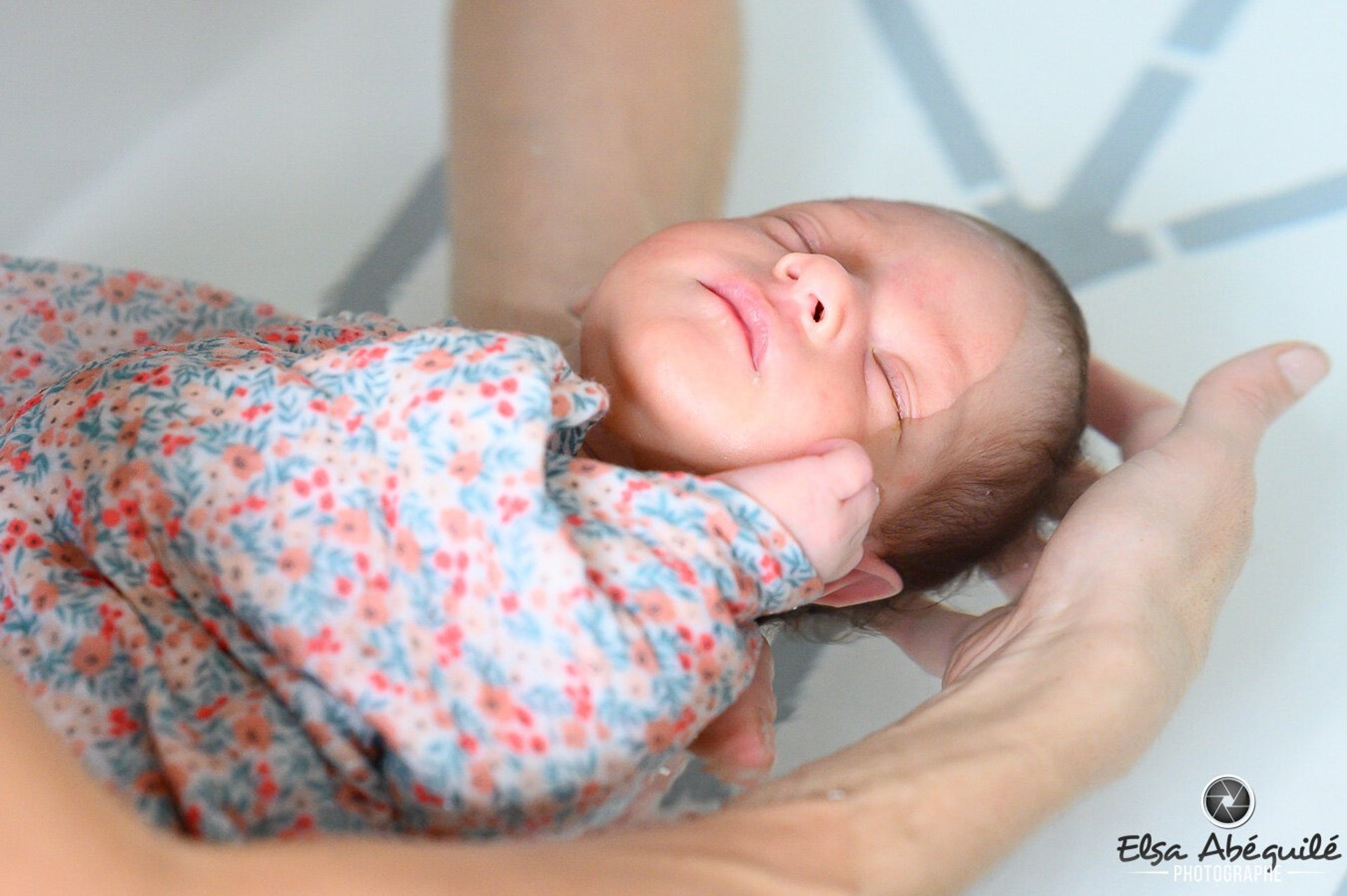 Bébé emmaillotté dans une couverture, très paisible pendant le Bain des Merveilles