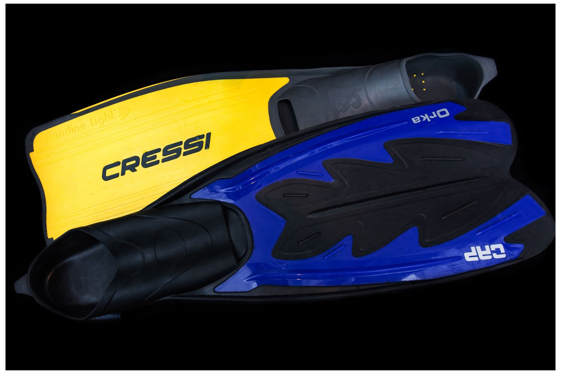 zwei Manta Fische im Meer mit Tauchern