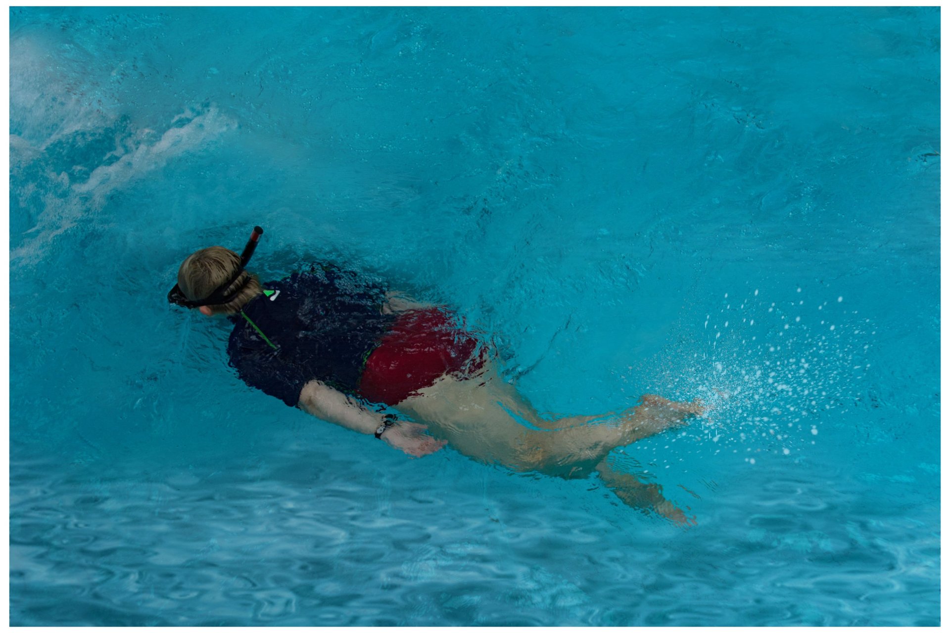 Taucherin Unterwasser mit Schnorchel