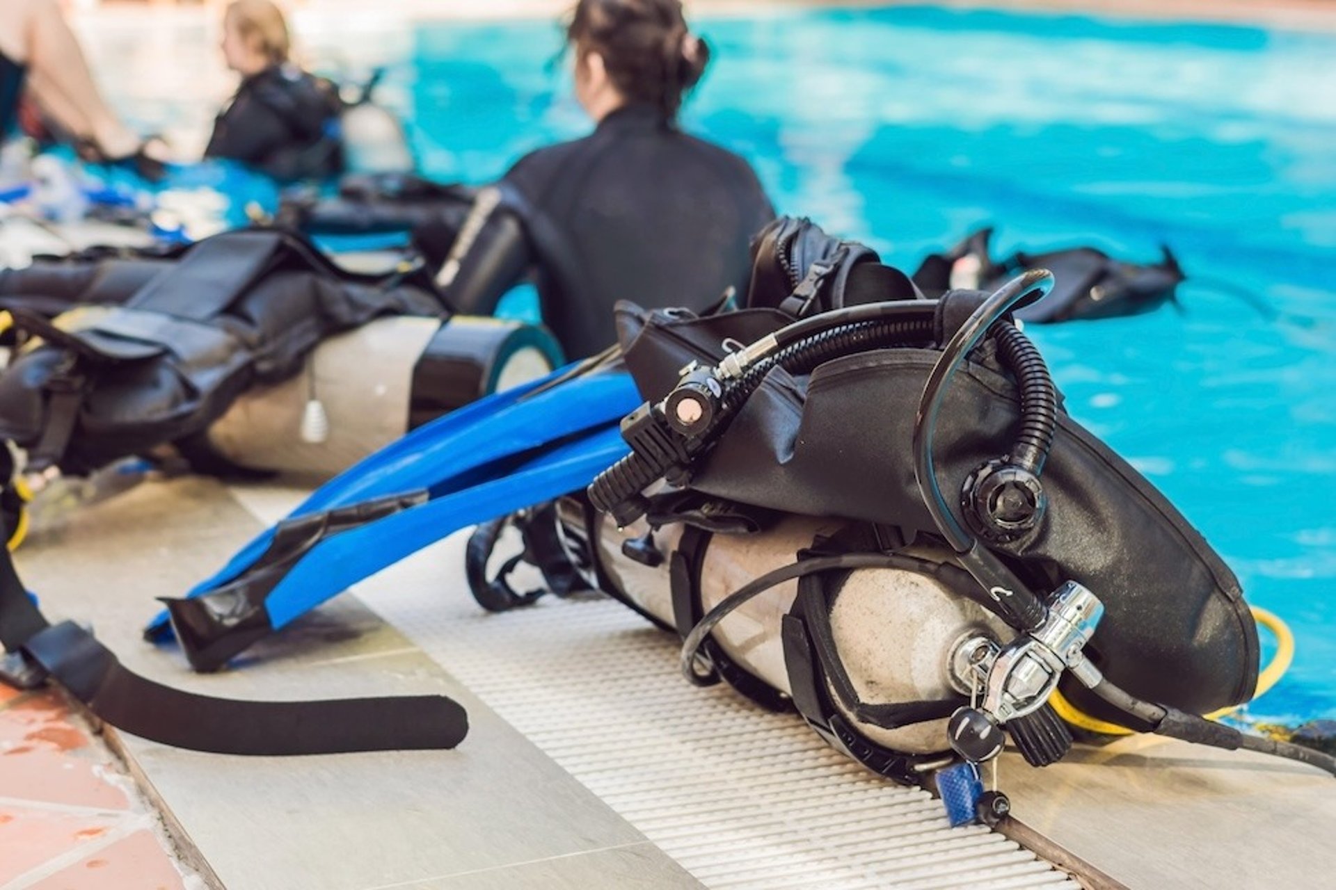 Tauchequipment am Beckenrand