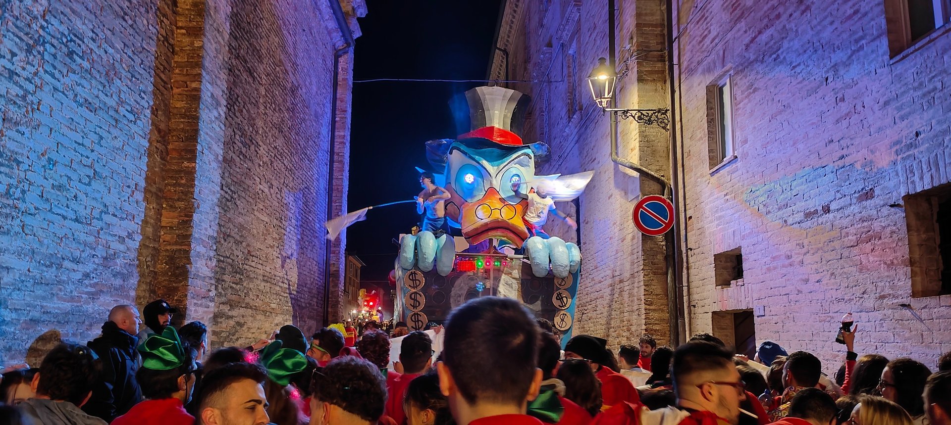 gray computer monitor