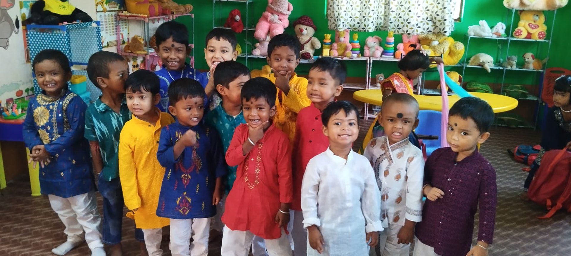 gray computer monitor