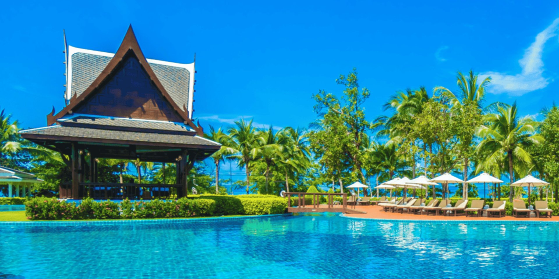 Resort pool with swim up bar