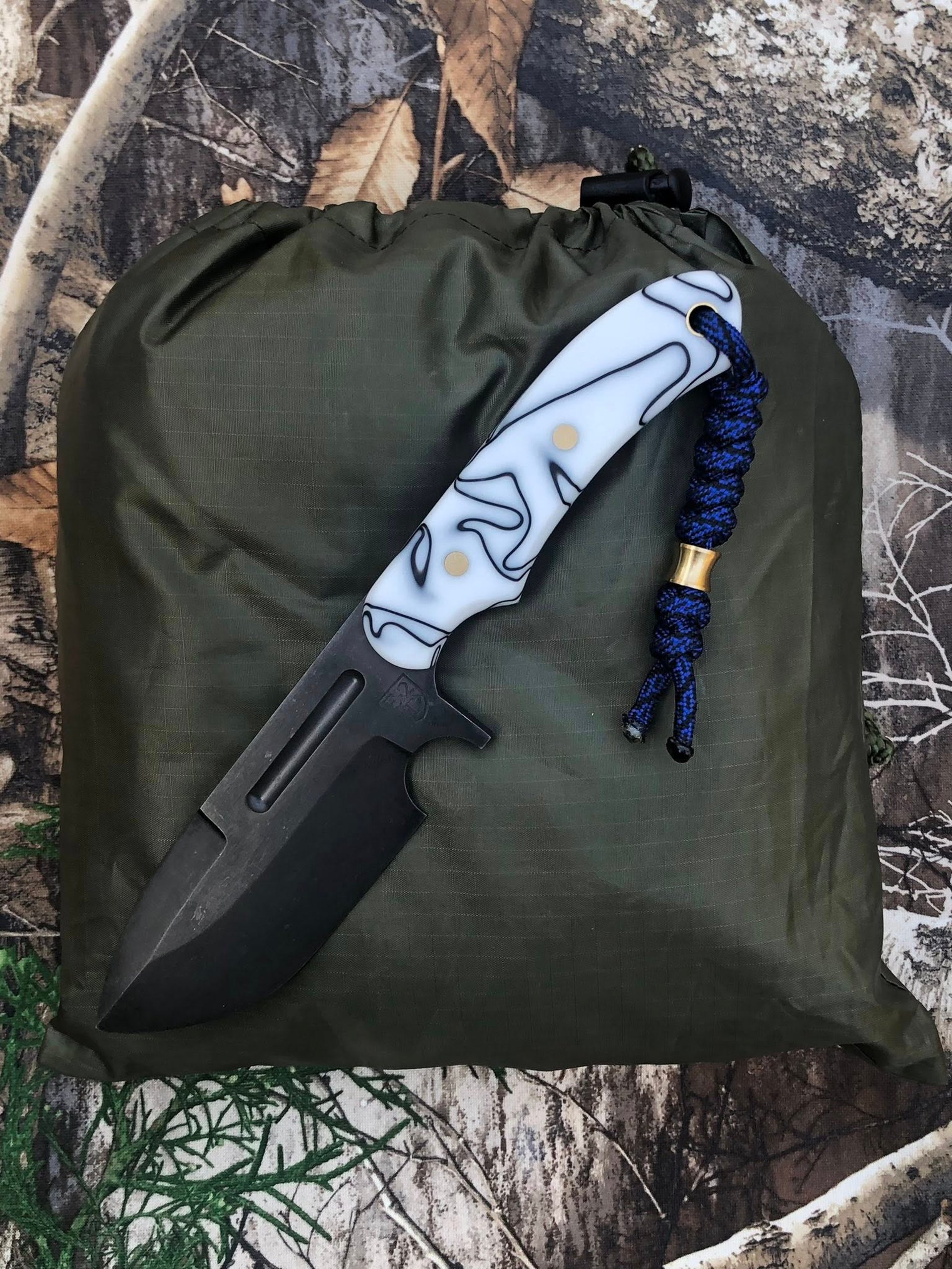 gray computer monitor