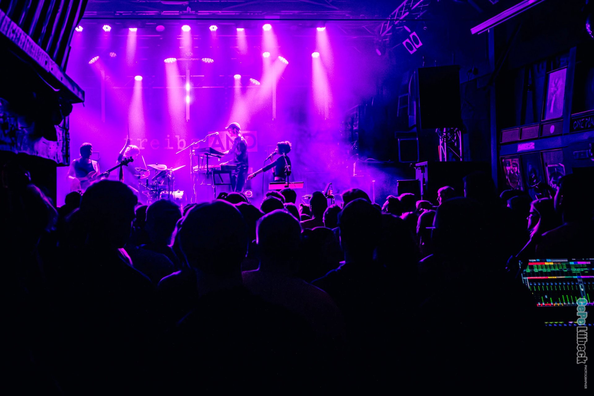 Band auf Bühne mit hellem Licht