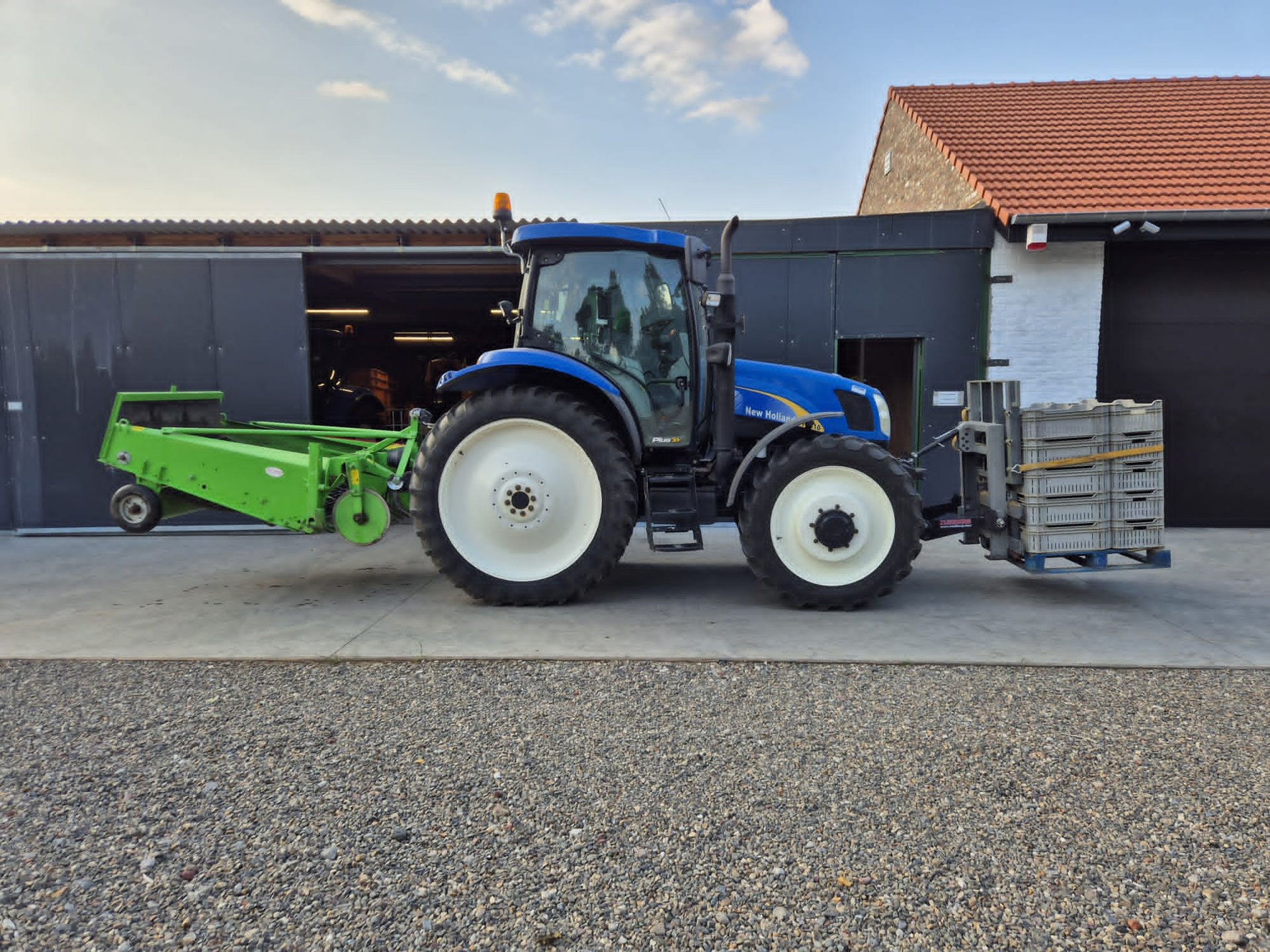 Tractor op het land bij Hoeve Dinjens, boerderijwinkel in Maastricht