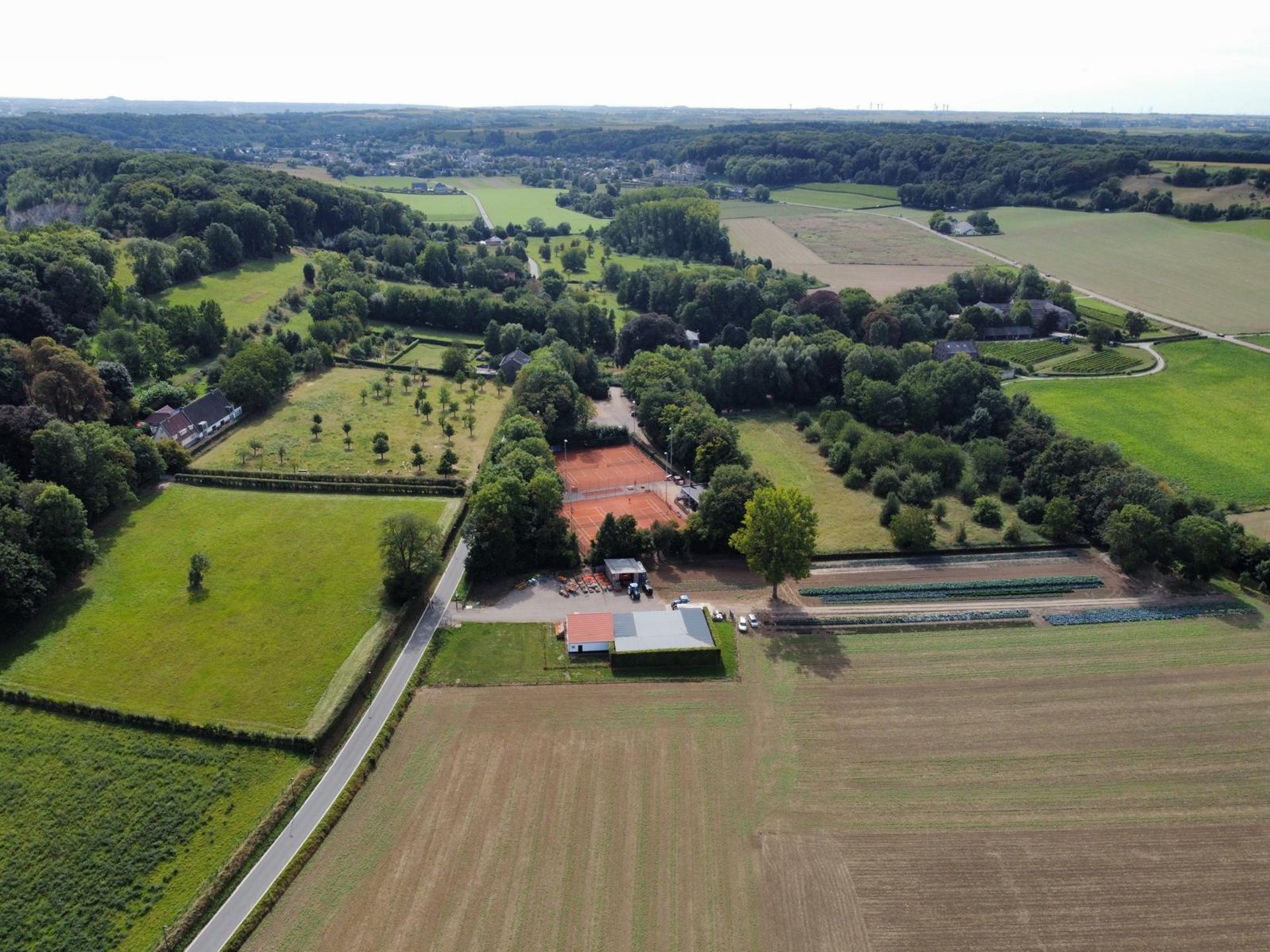 Droneshot van Boerderijwinkel Hoeve Dinjens in Maastricht met verse groenten