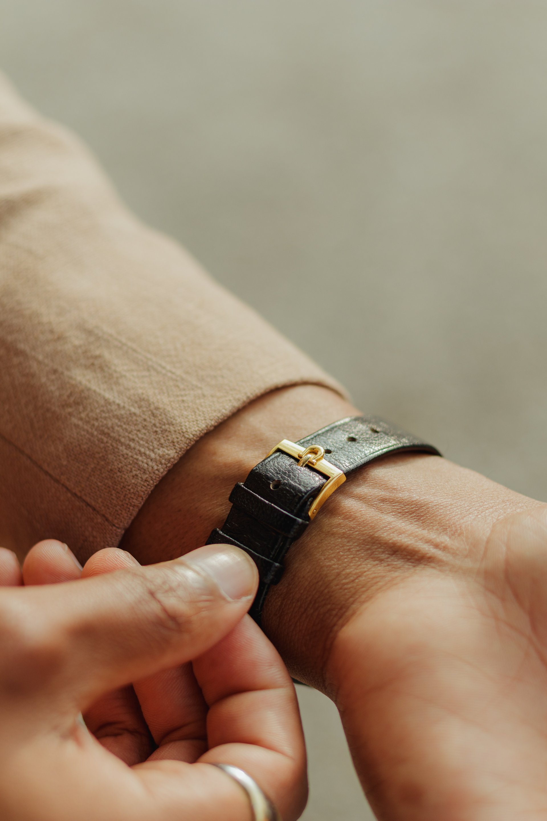 gray computer monitor