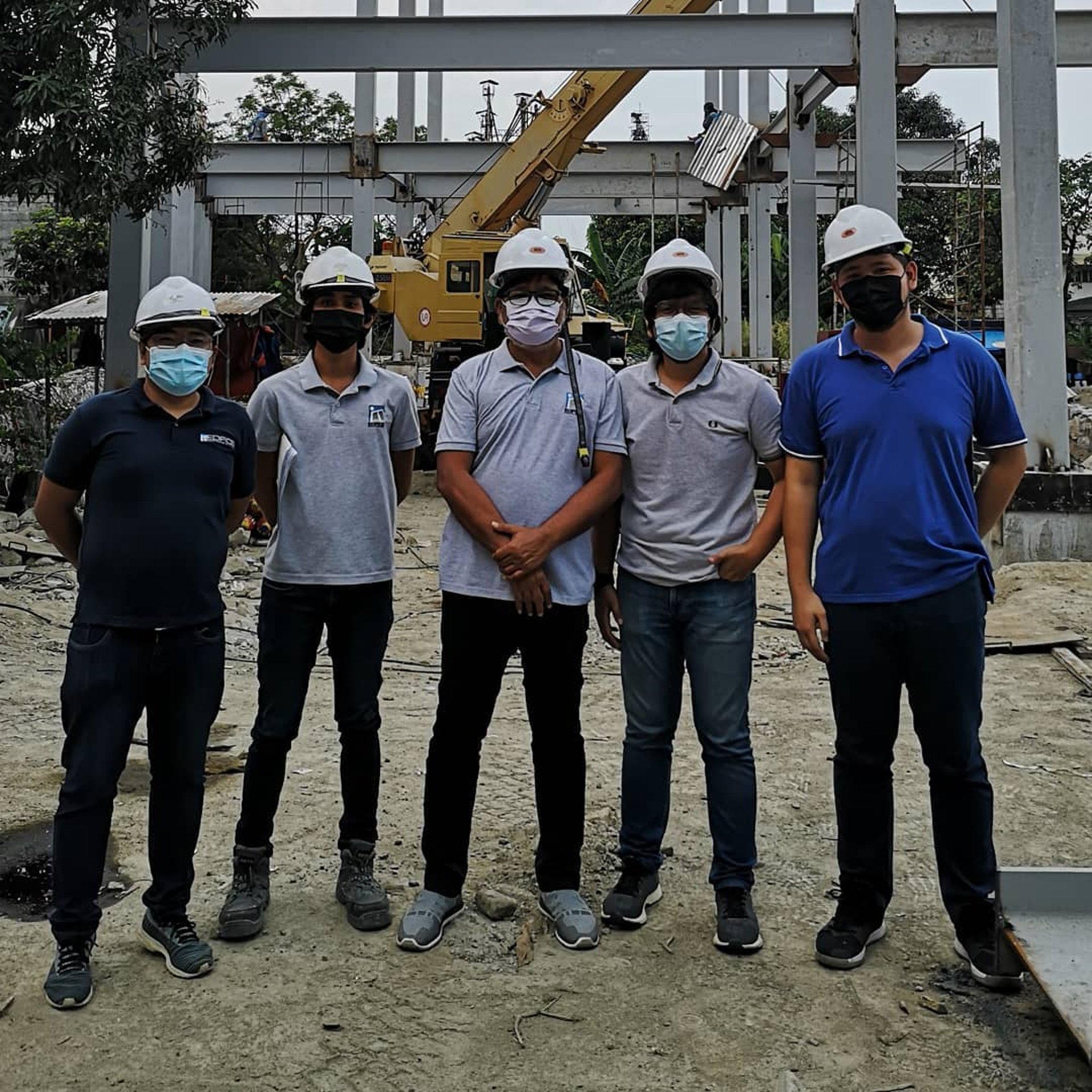 gray computer monitor