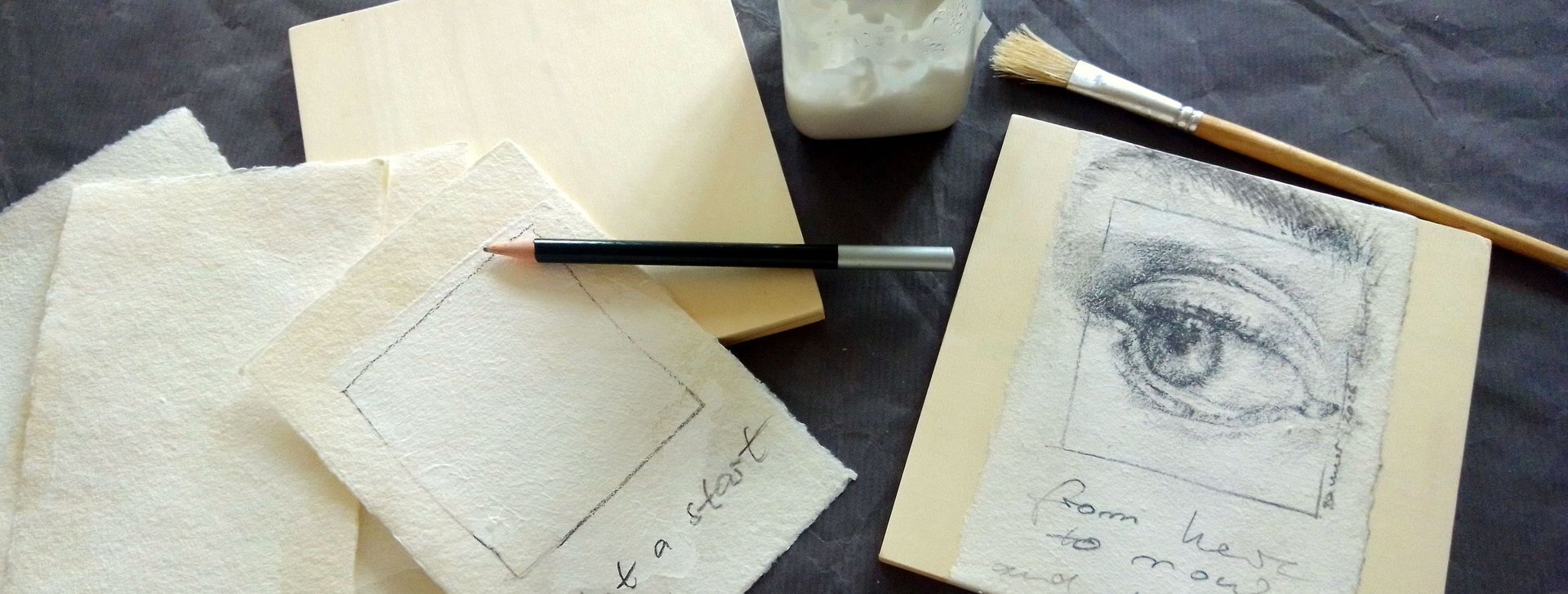 Atelier, Originale mit Graphit, Pinsel, Zeichnung, Small Talk Portraits von Katja Kiefer auf canusee.me