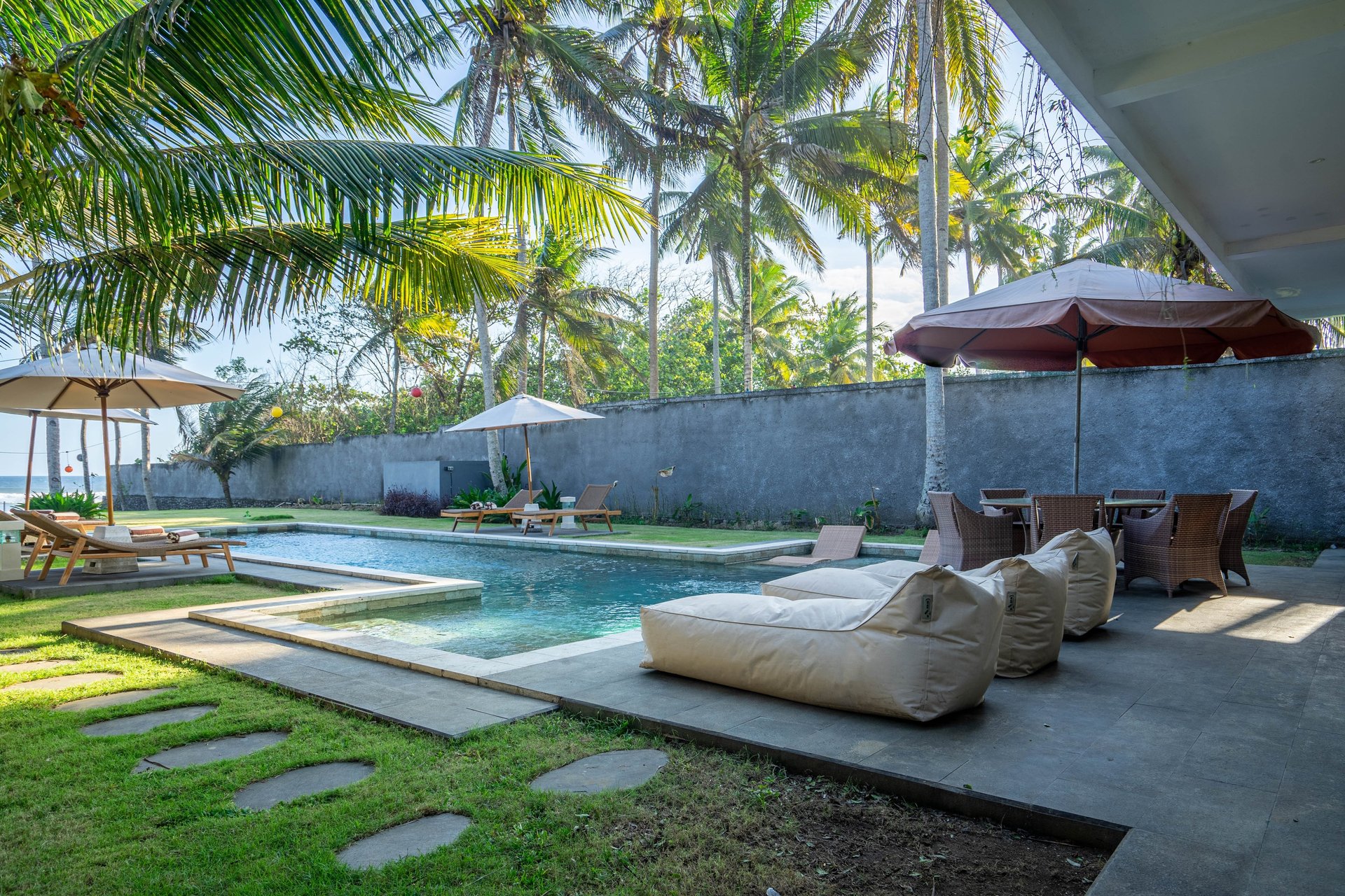 black and white bed linen