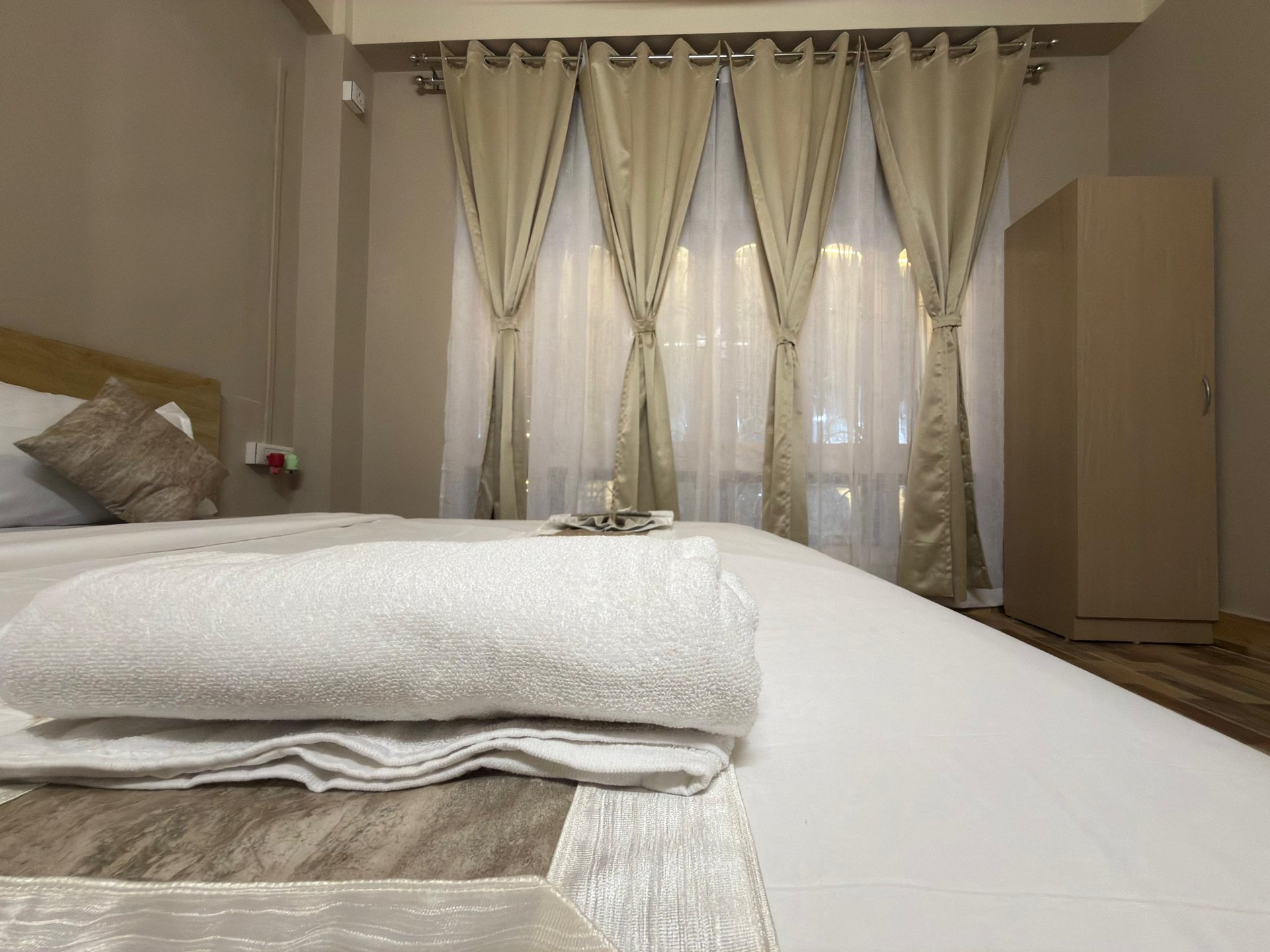 black and white bed linen