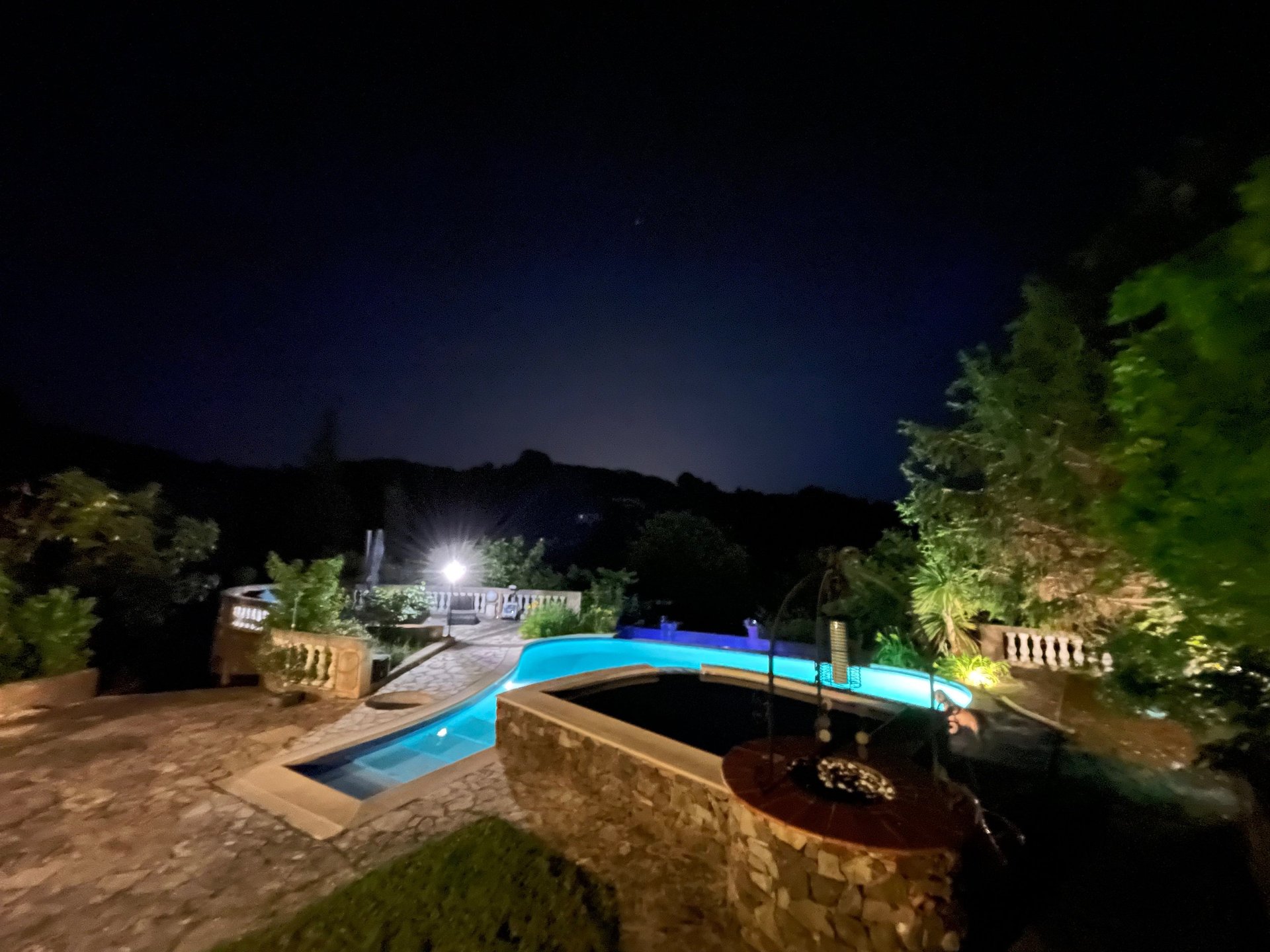 gray computer monitor