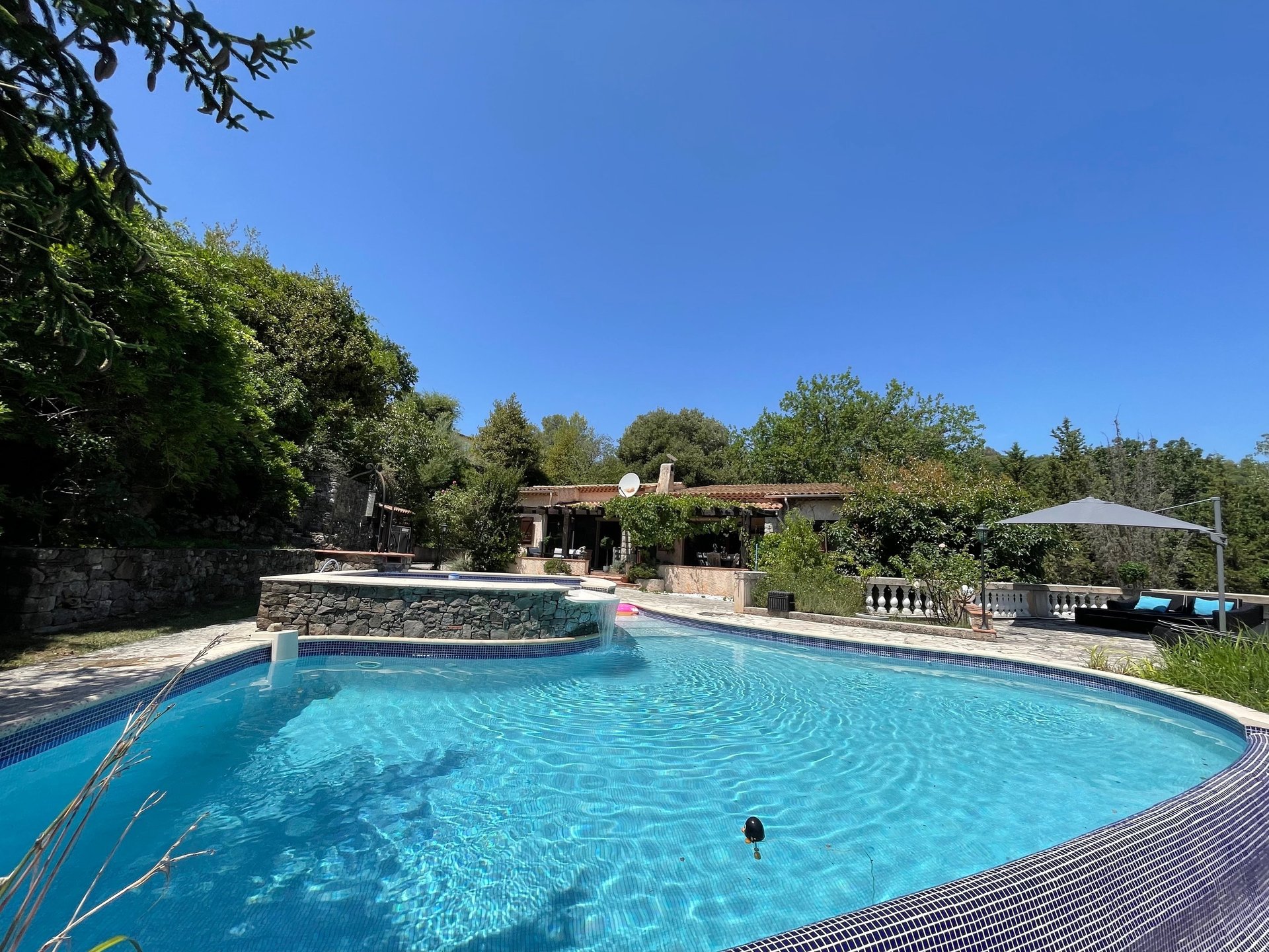 black and white bed linen