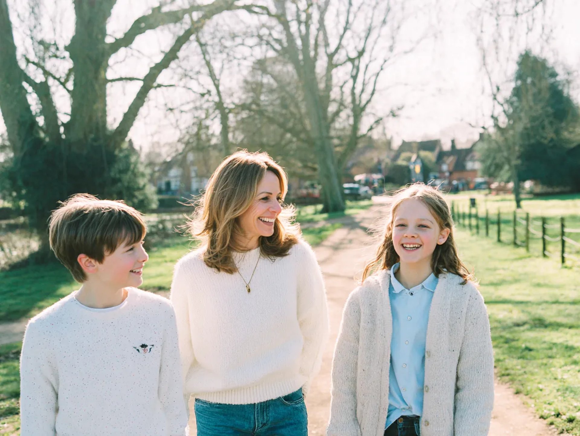 white and blue round medication pill