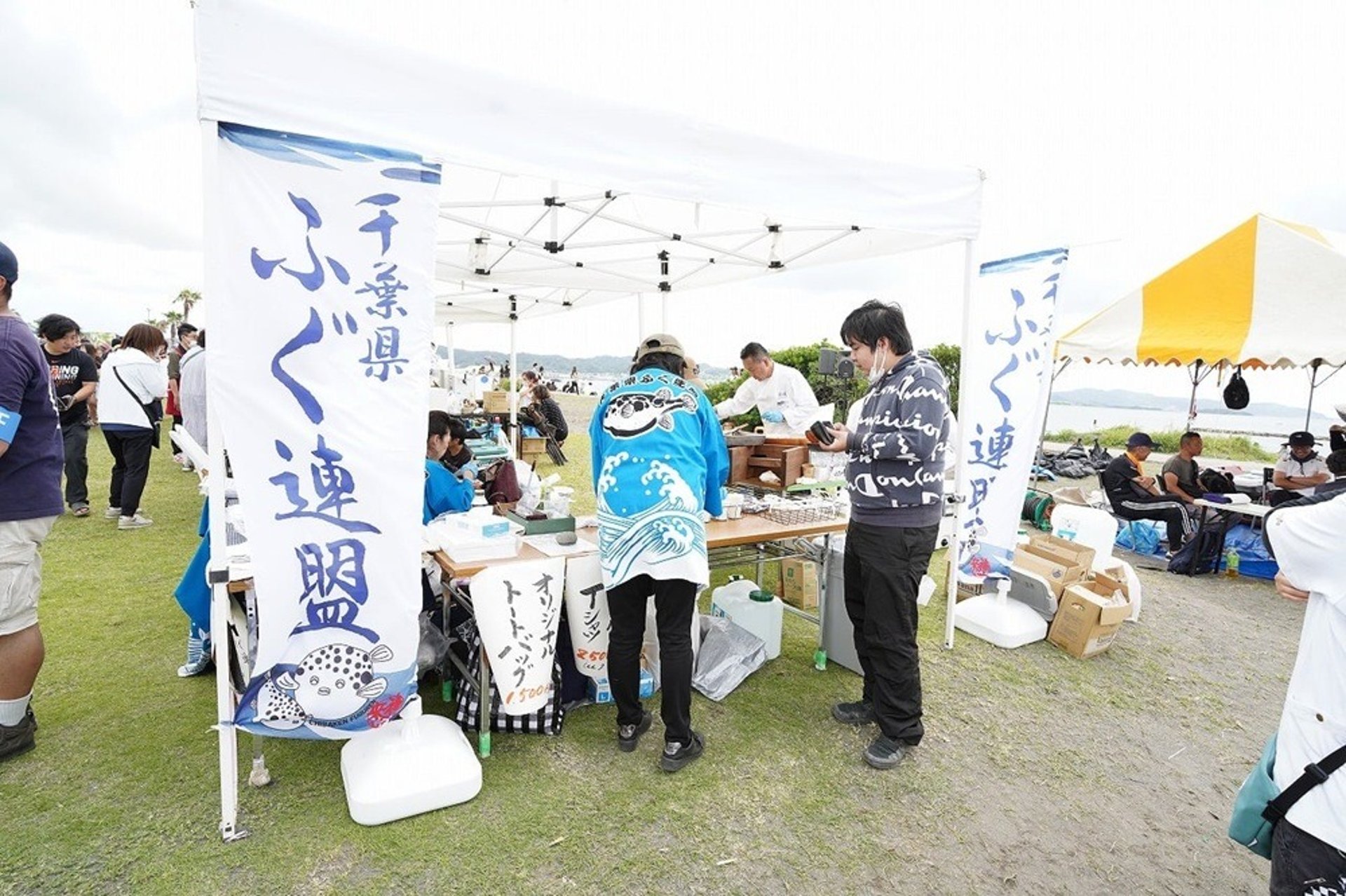 an abstract photo of a curved building with a blue sky in the background