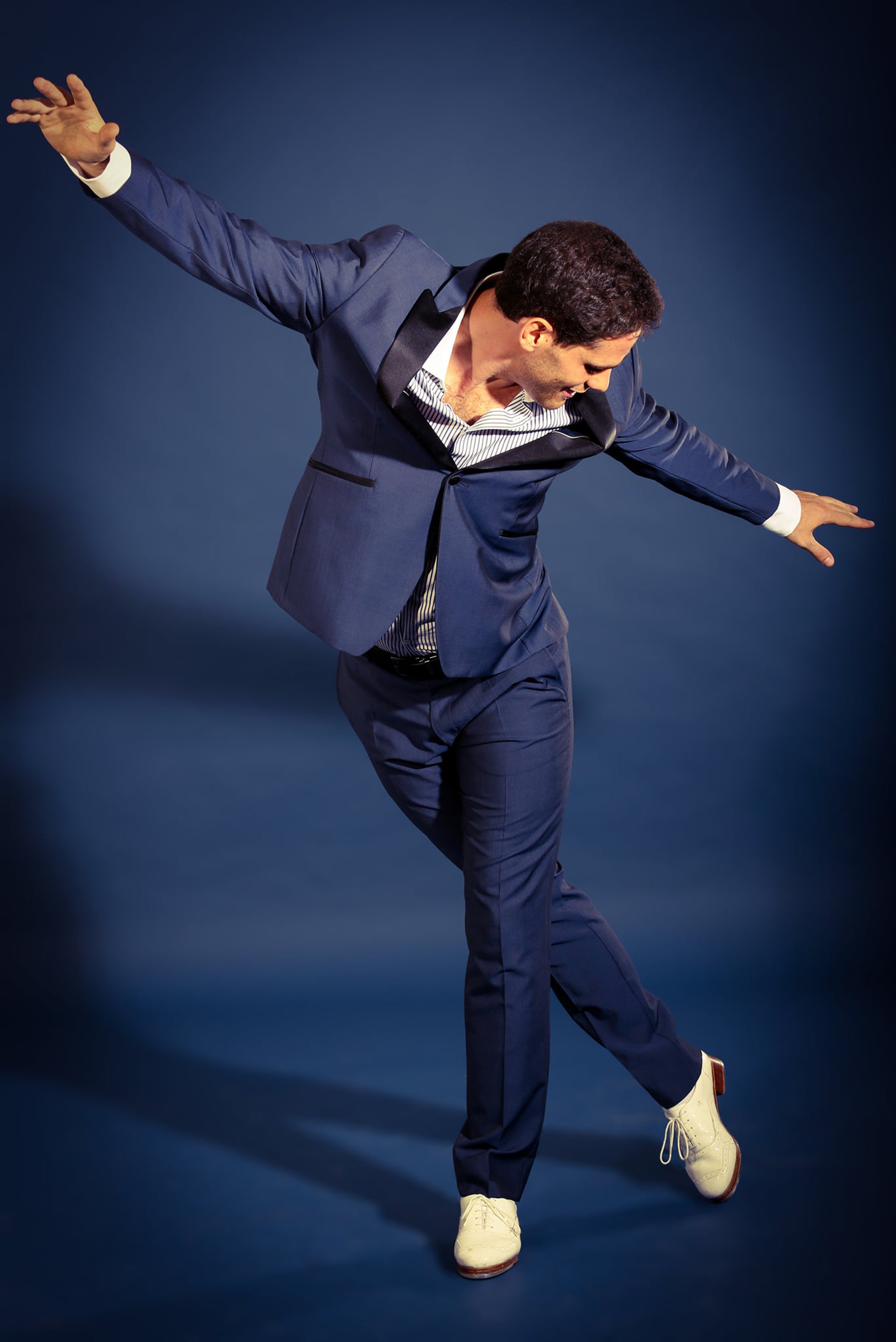Le danseur de claquettes Aurélien Lehmann en tenue de scène bleue