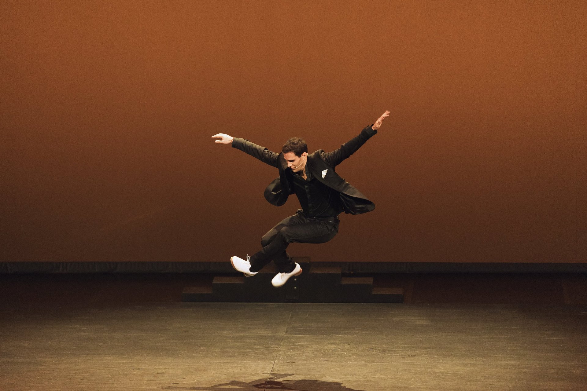 Le danseur de claquettes Aurélien Lehmann virtuose du tap dance sur la scène du Châtelet - paris
