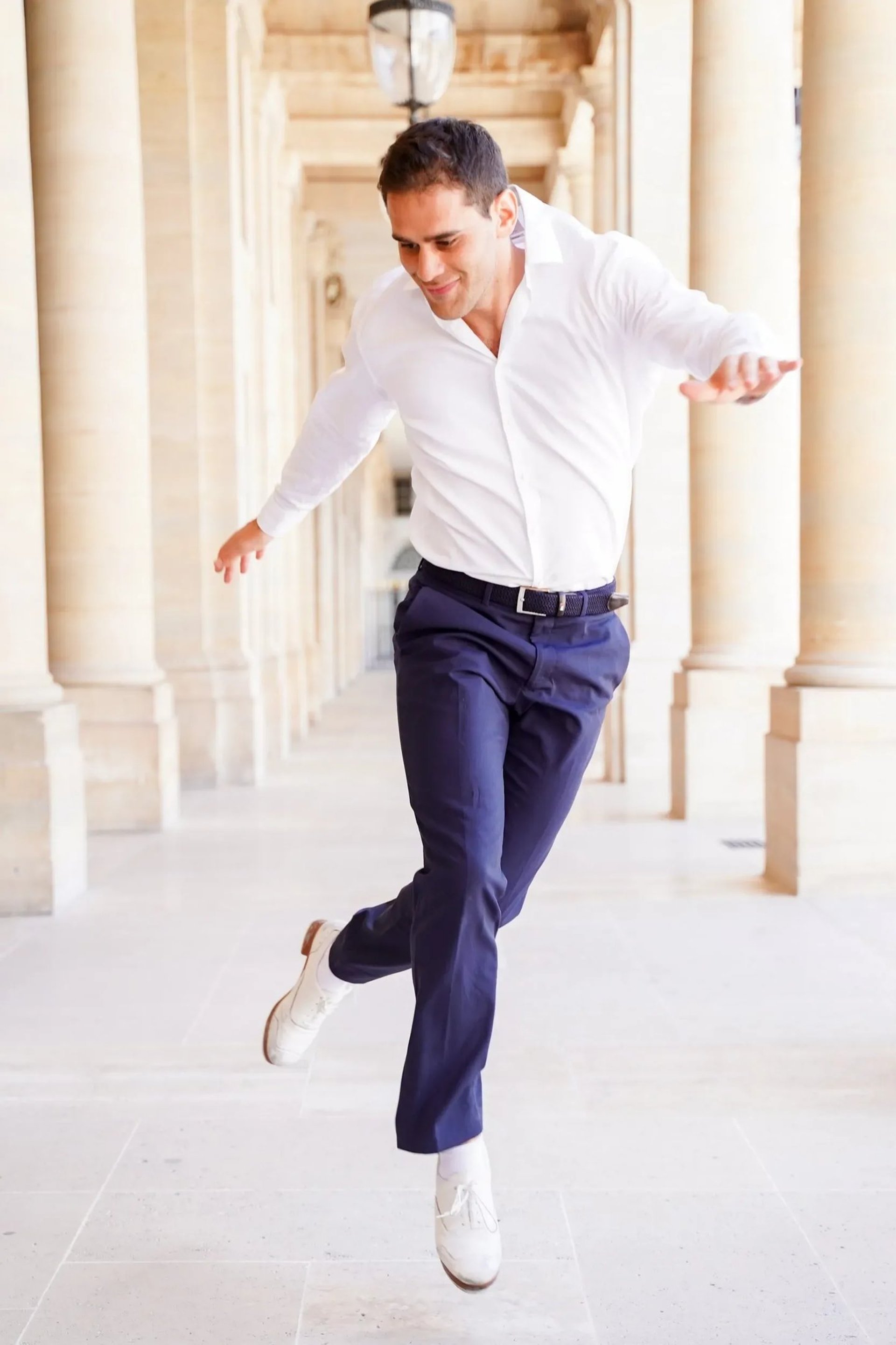 Le danseur de claquettes Aurélien Lehmann en action au Palais Royal (Paris)