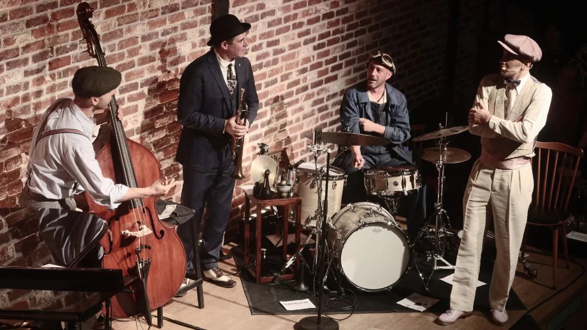 Aurélien Lehmann et son Swing Band Cabaret sur la scène du Bal Blomet à Paris