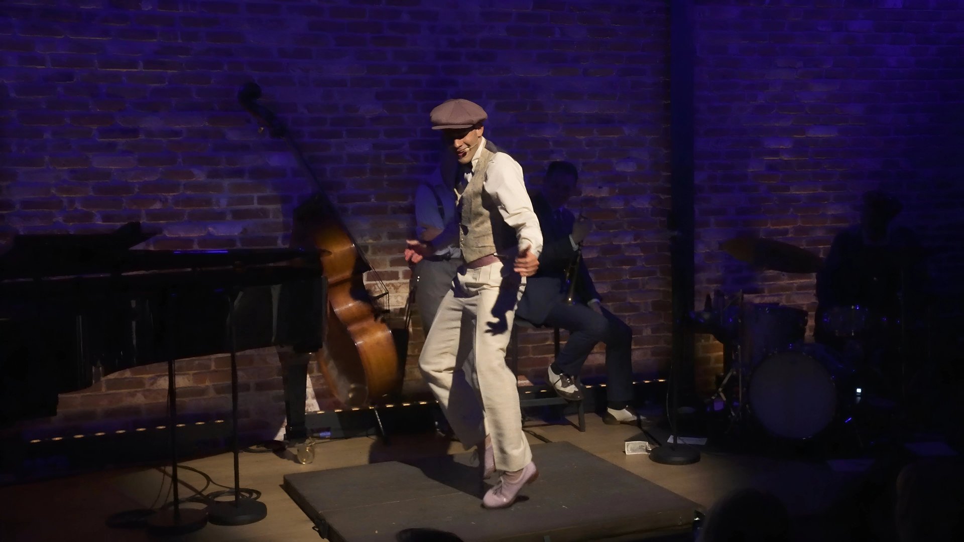 Aurélien Lehmann dans Swing Band Cabaret sur la scène du Bal Blomet - Paris