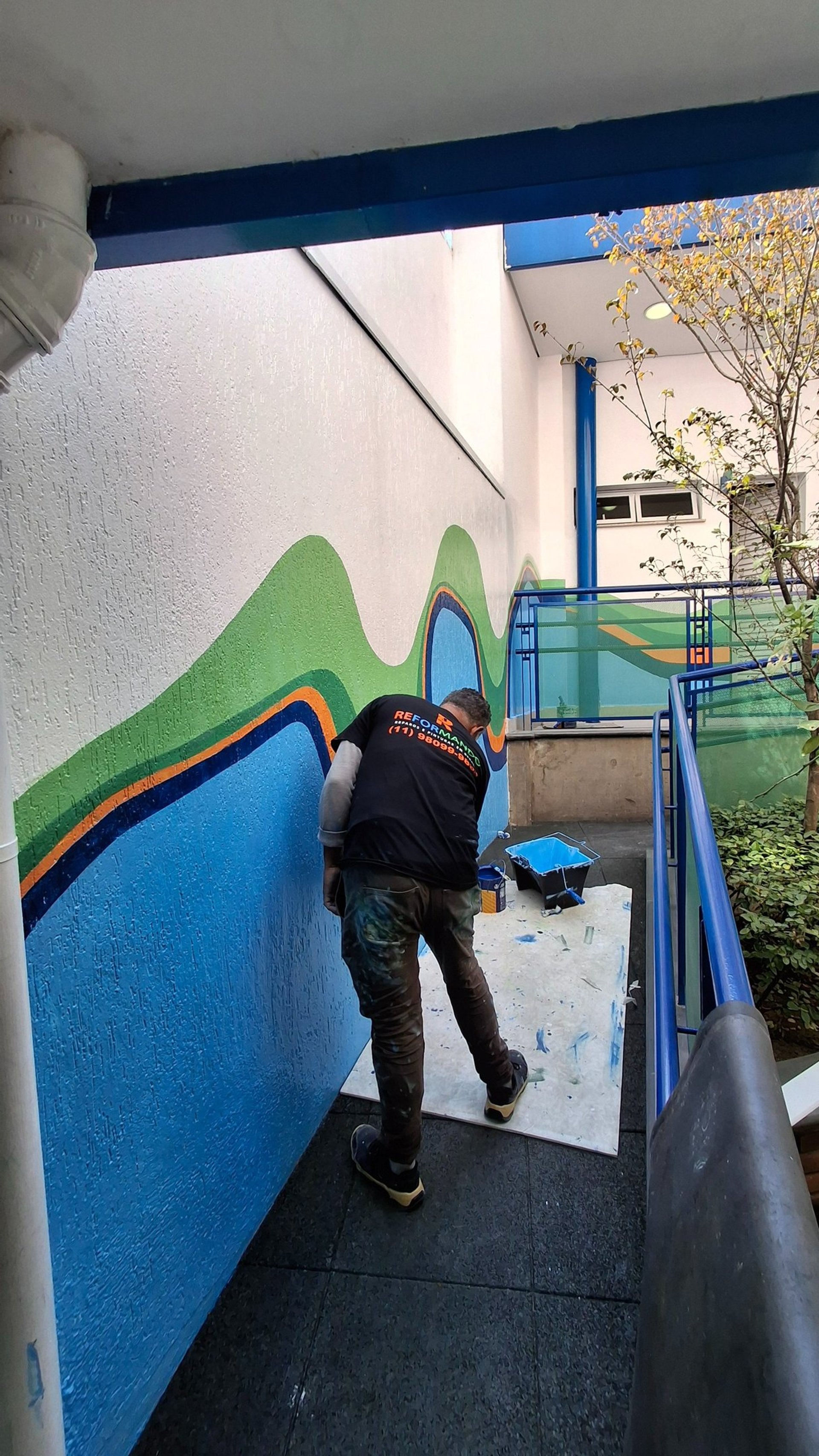 gray computer monitor