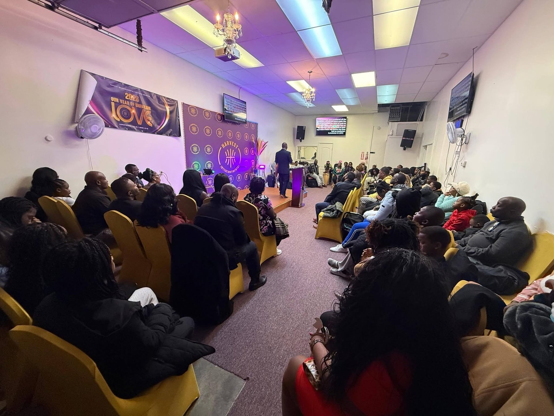 gray computer monitor