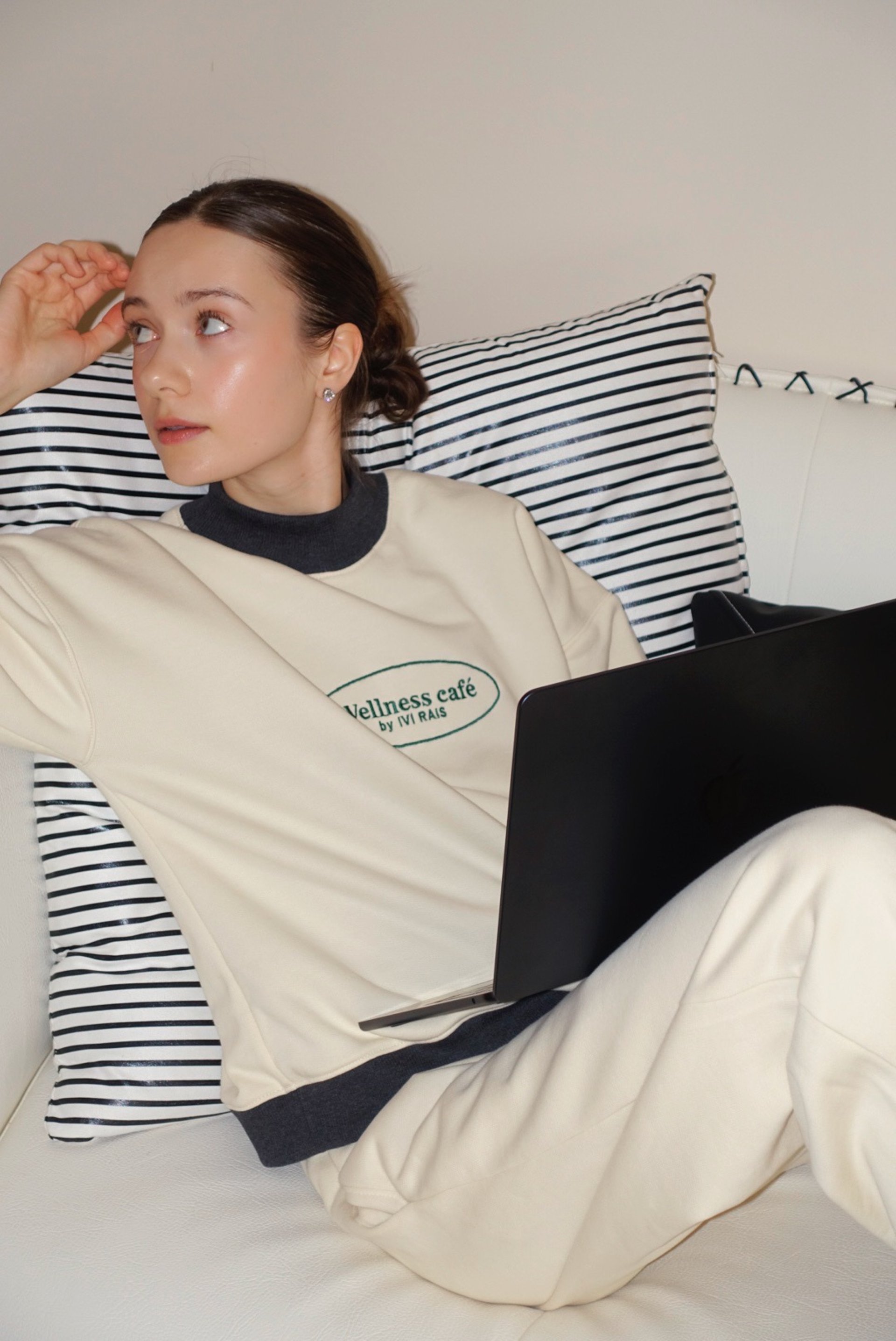 black and white bed linen