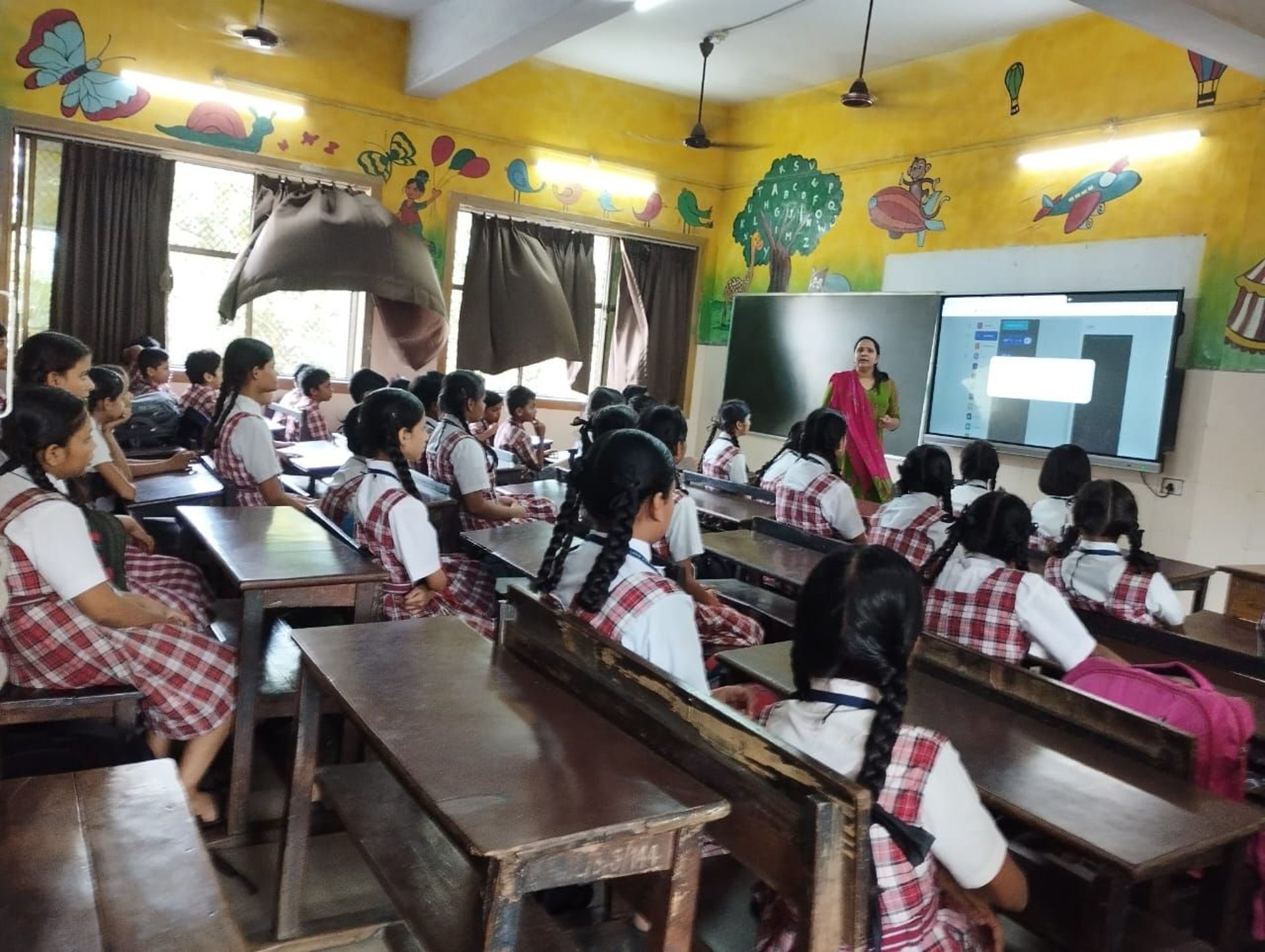 gray computer monitor