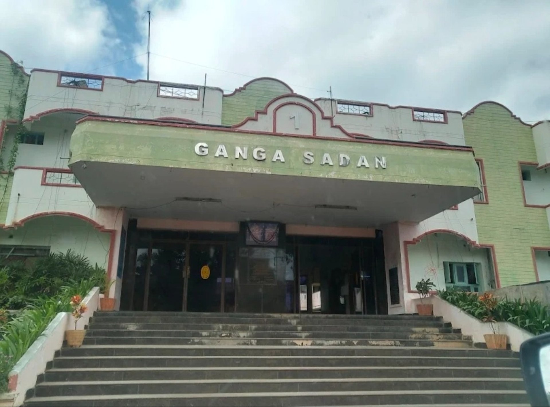 black and white bed linen