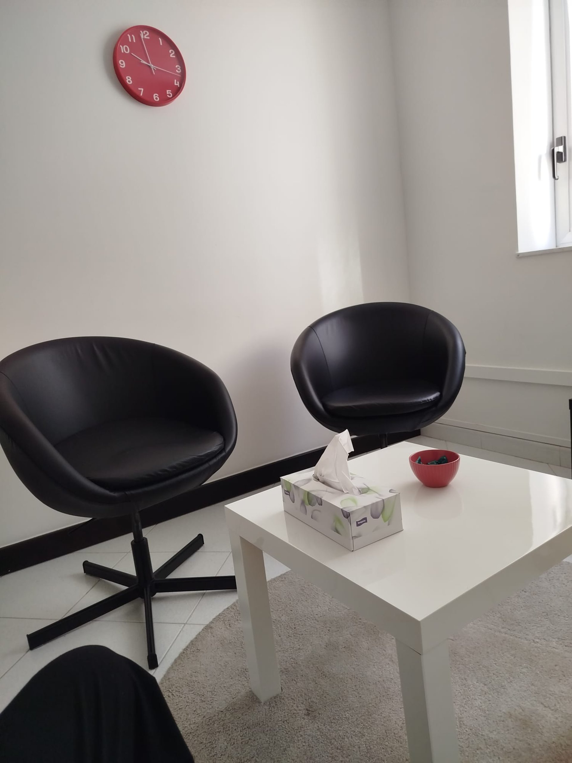 gray computer monitor