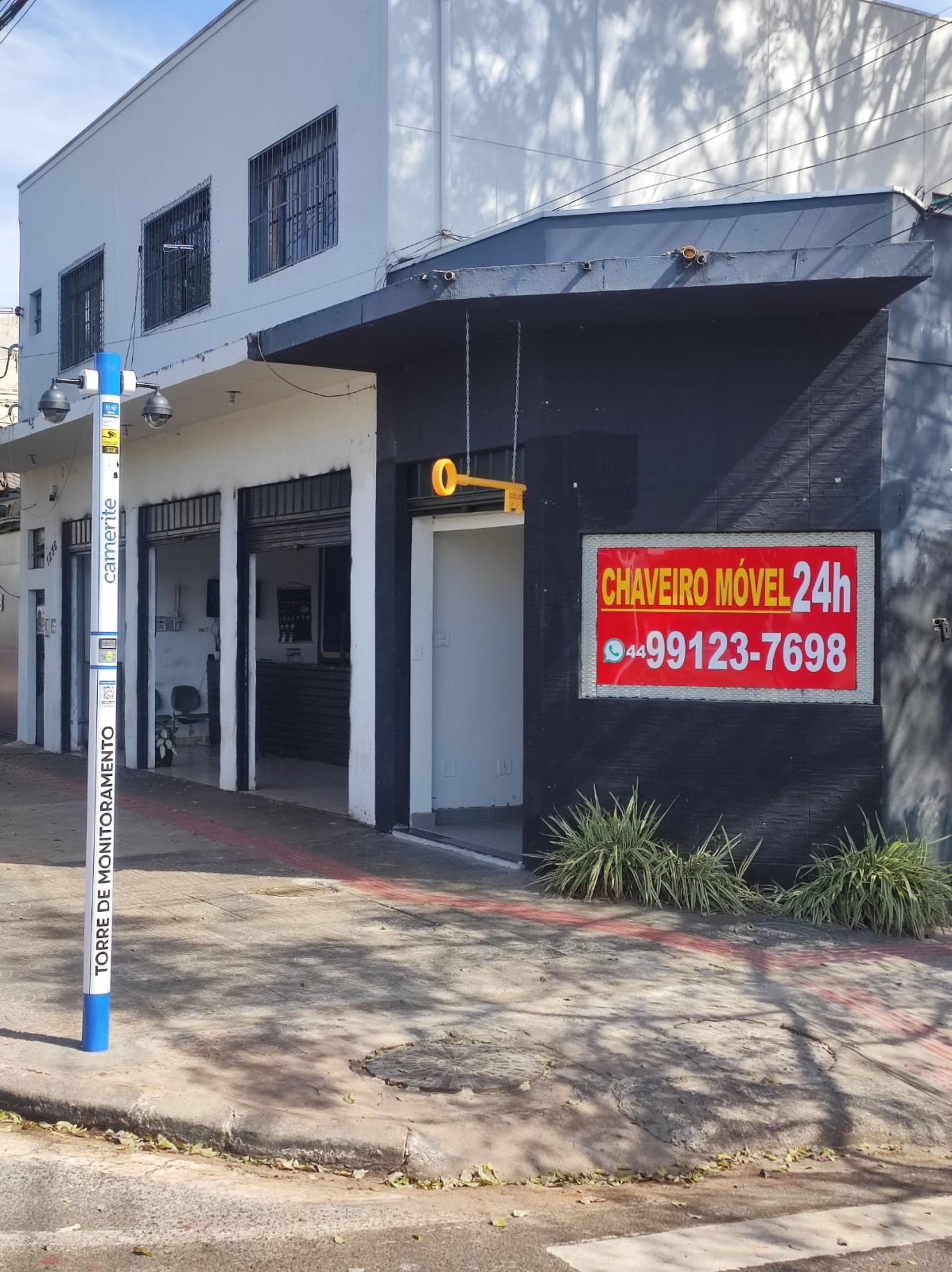 gray computer monitor