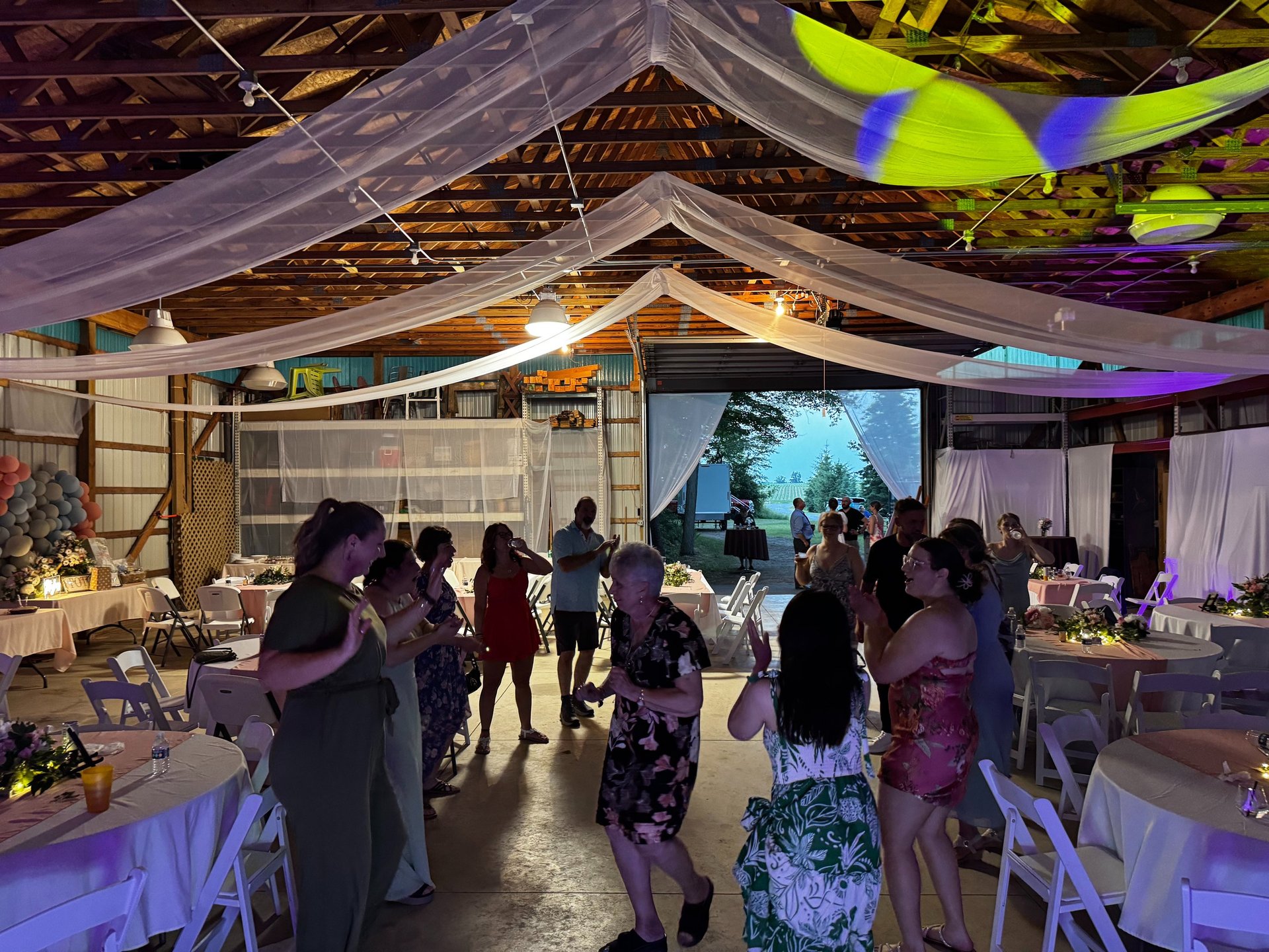 gray computer monitor