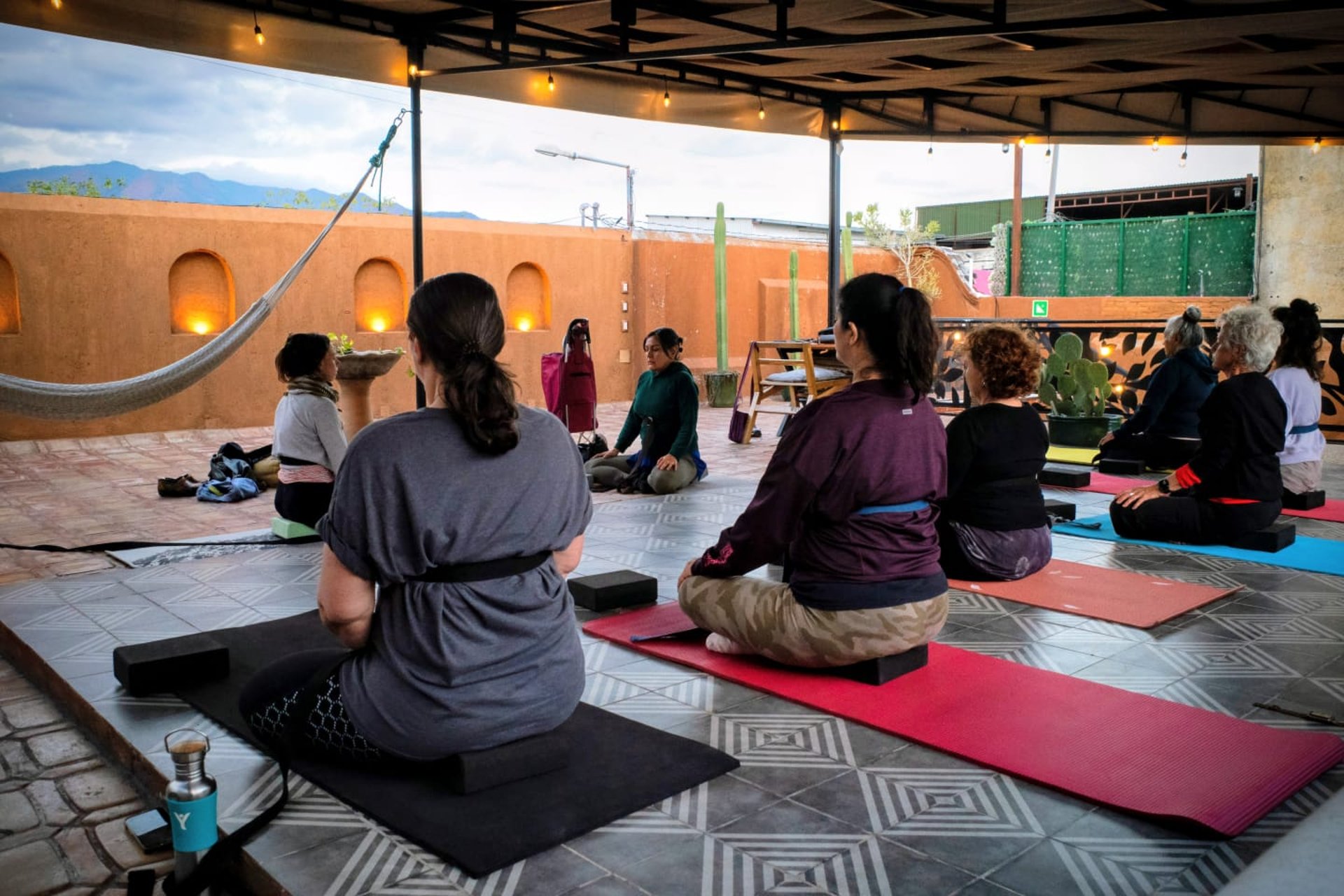 Grupo de mujeres en una clase de yoga en Hotel Niyana Oaxaca de Juárez