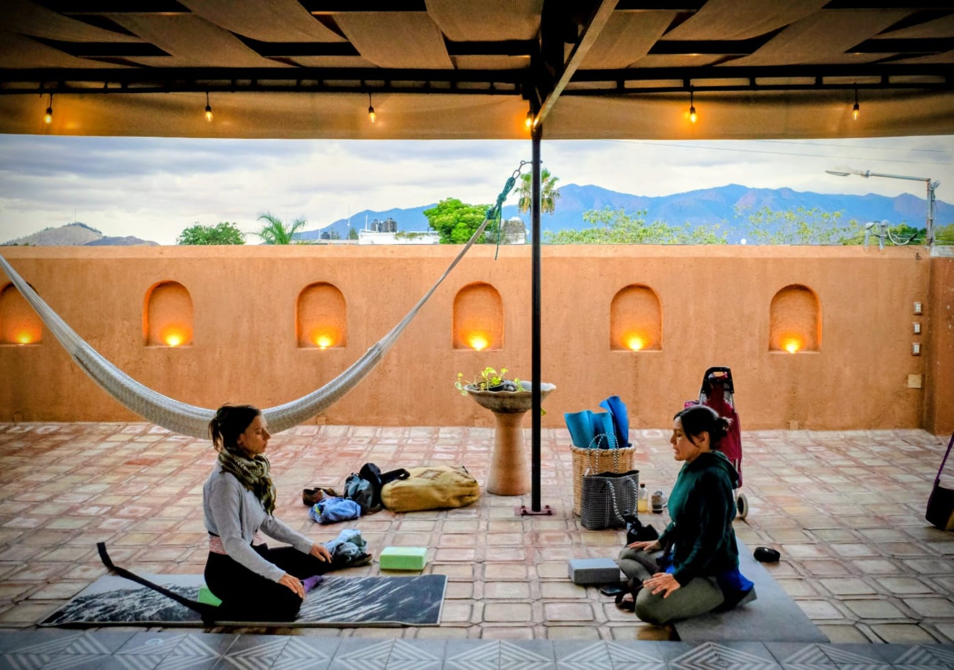Dos mujeres meditando después de una práctica de yoga en Hotel Niyana Oaxaca de Juárez