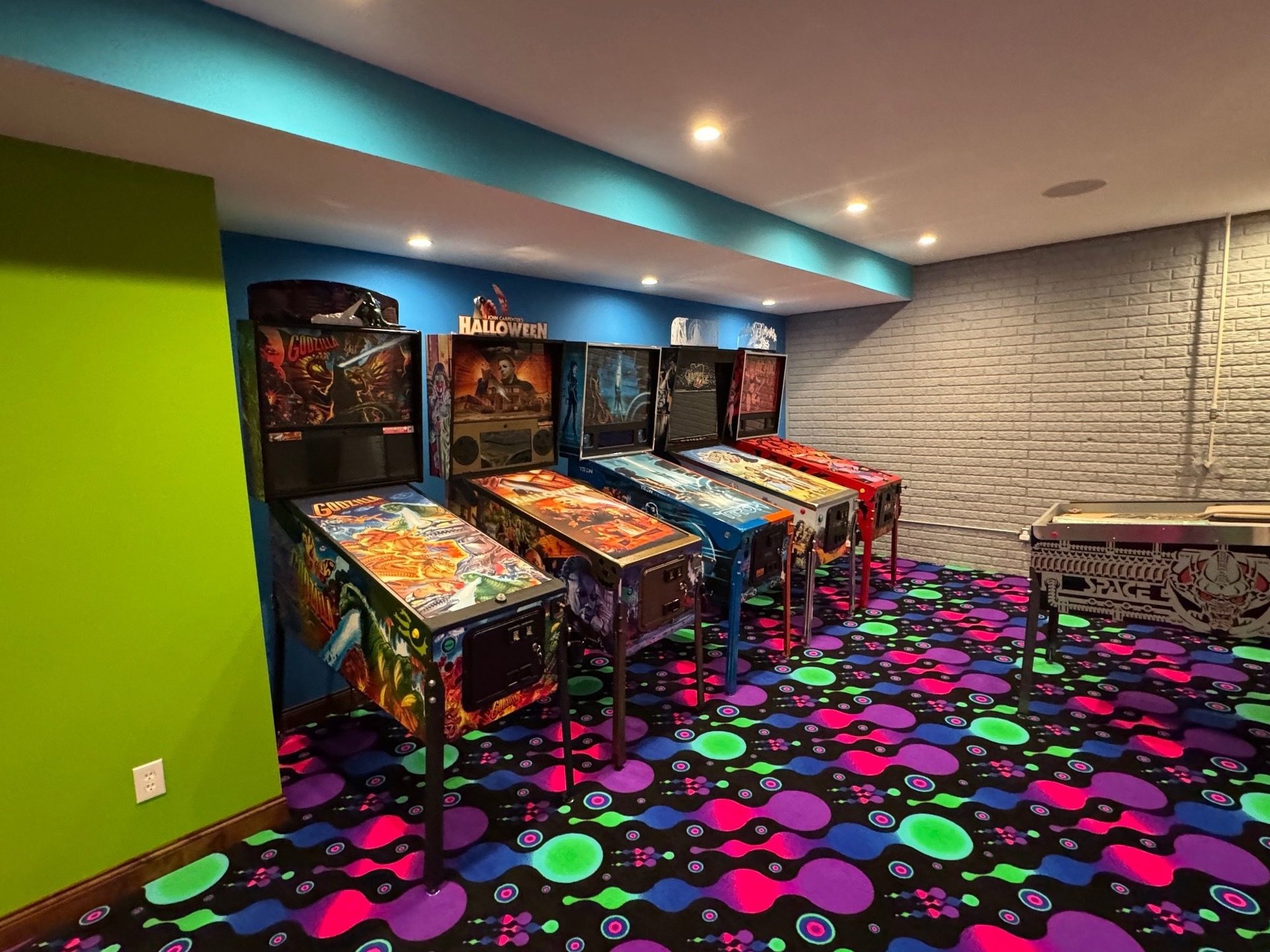 gray computer monitor