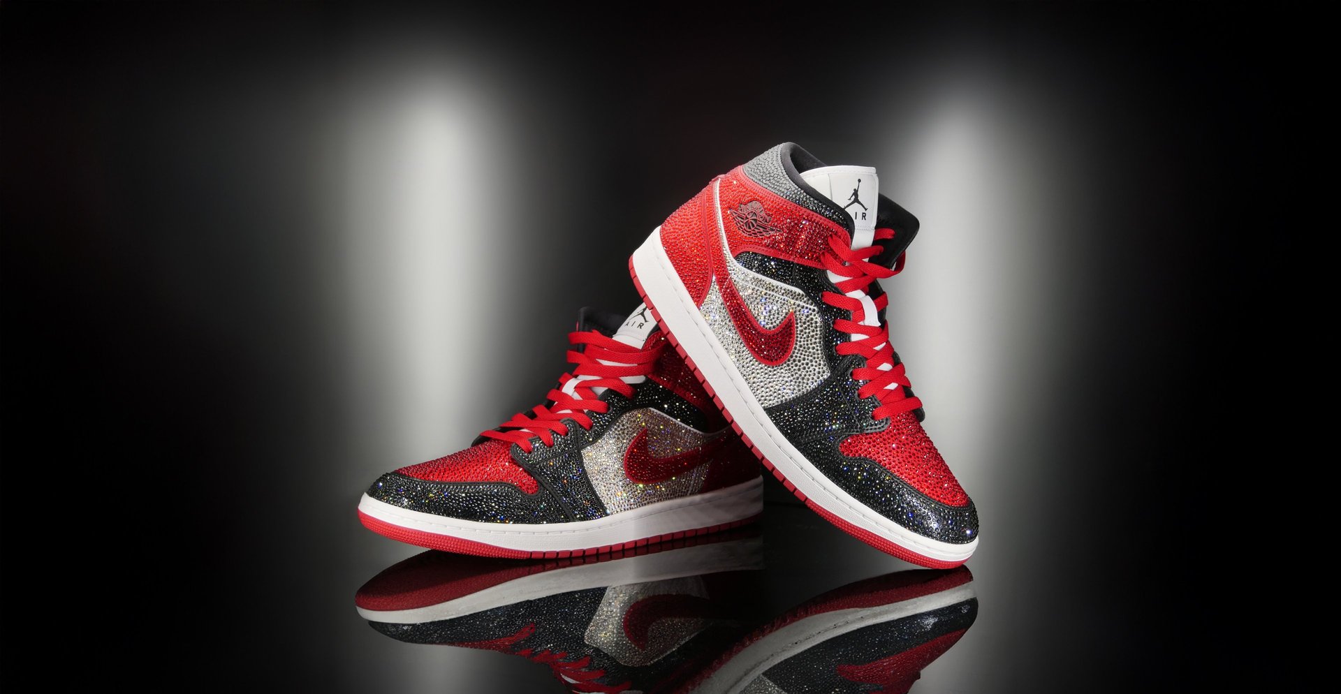 black and white bed linen