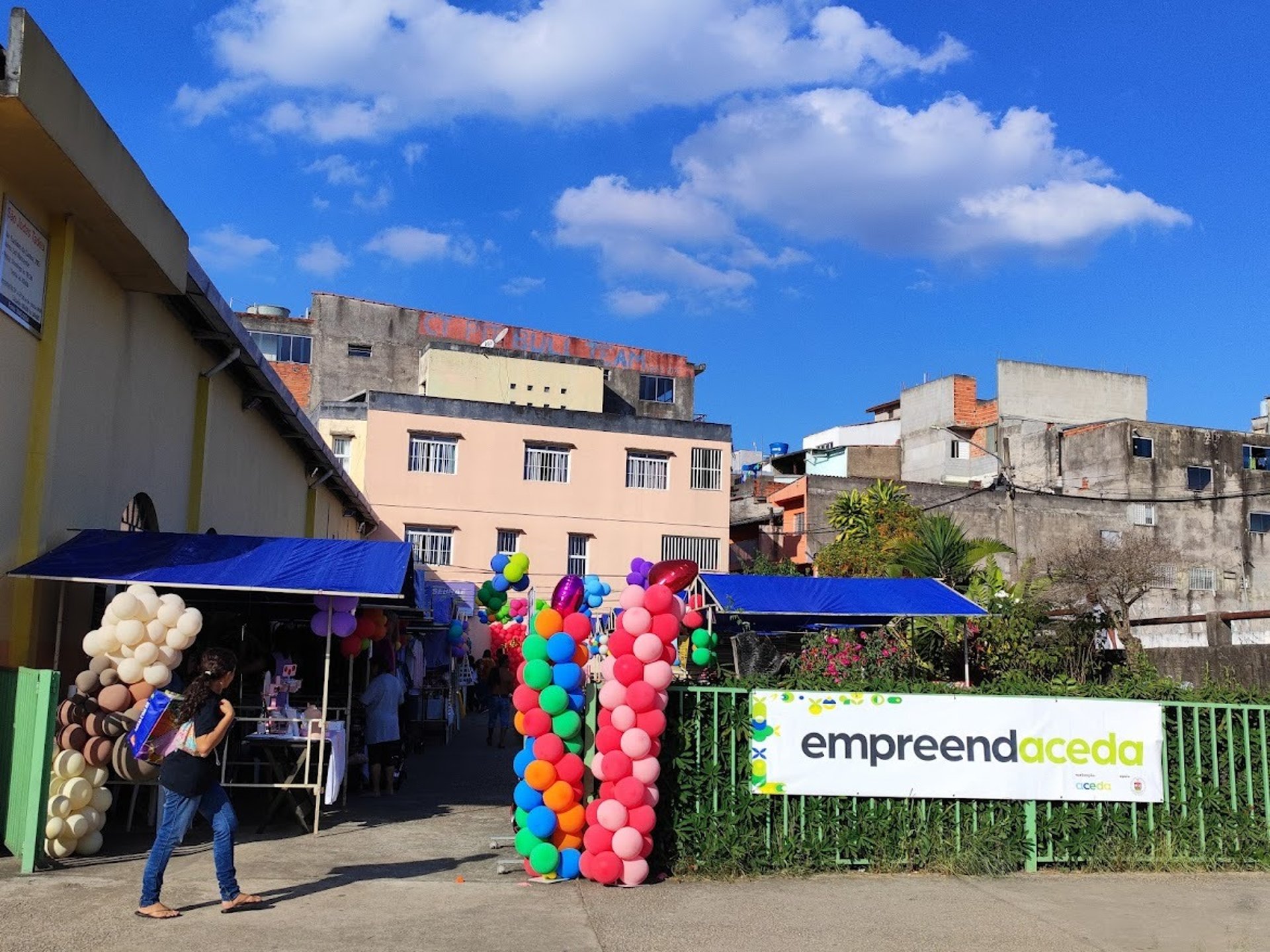 gray computer monitor