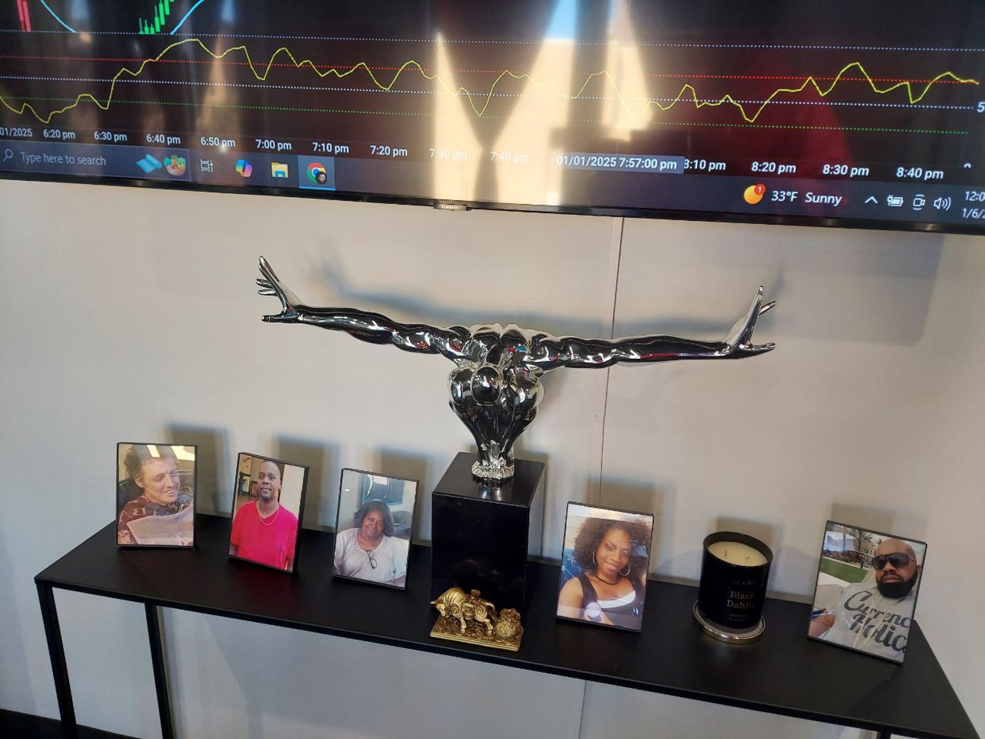 gray computer monitor