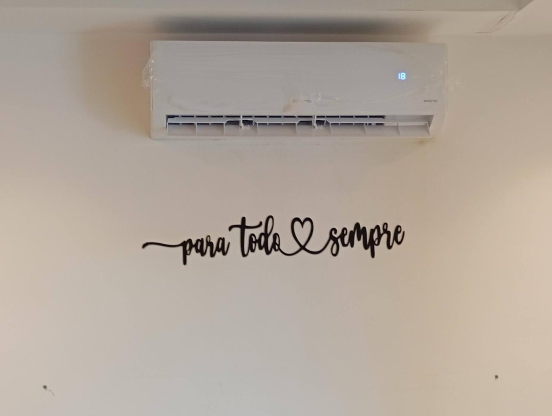 gray computer monitor