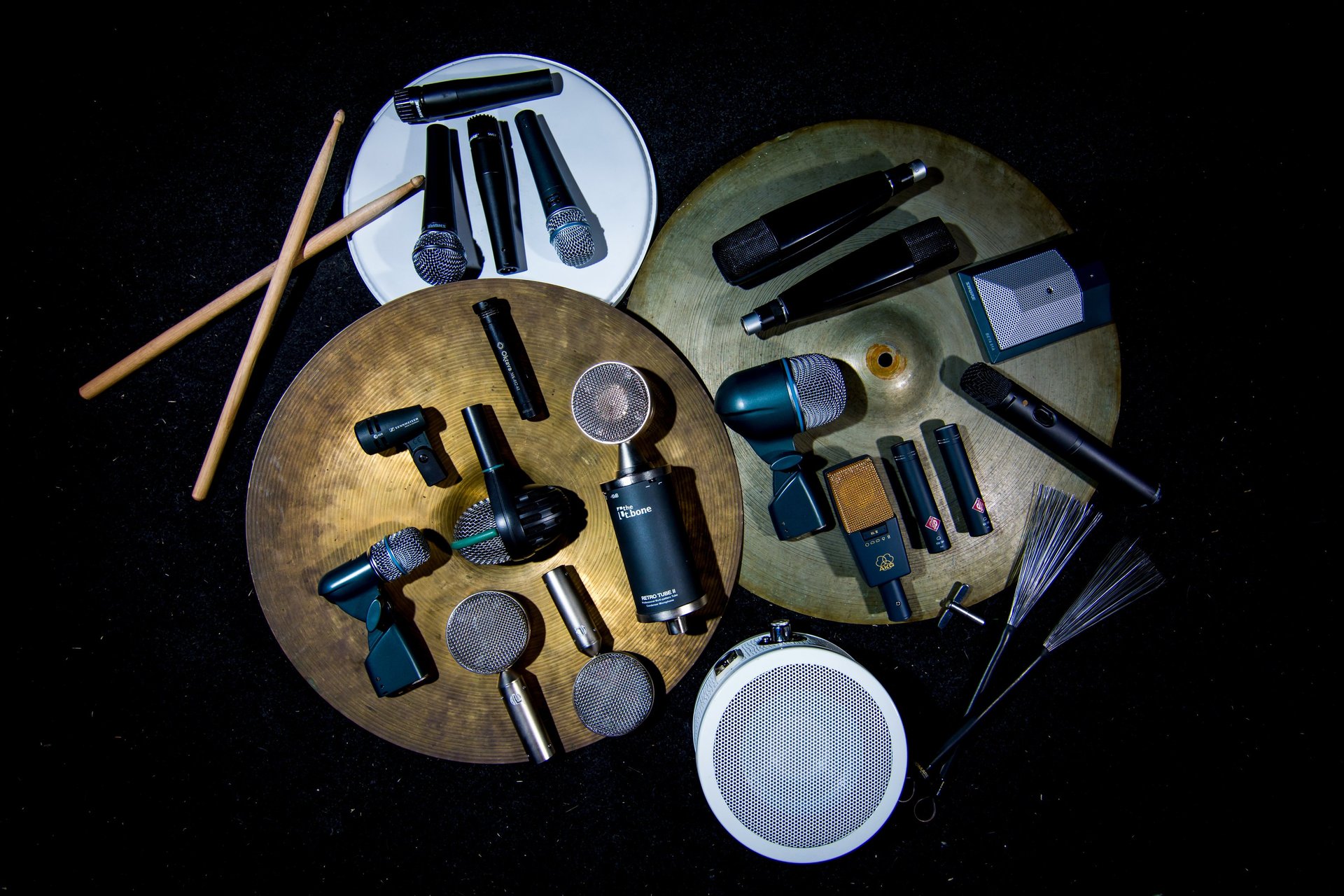 Micrófonos de alta gama para capturar sonido orgánico en grabación baterías.